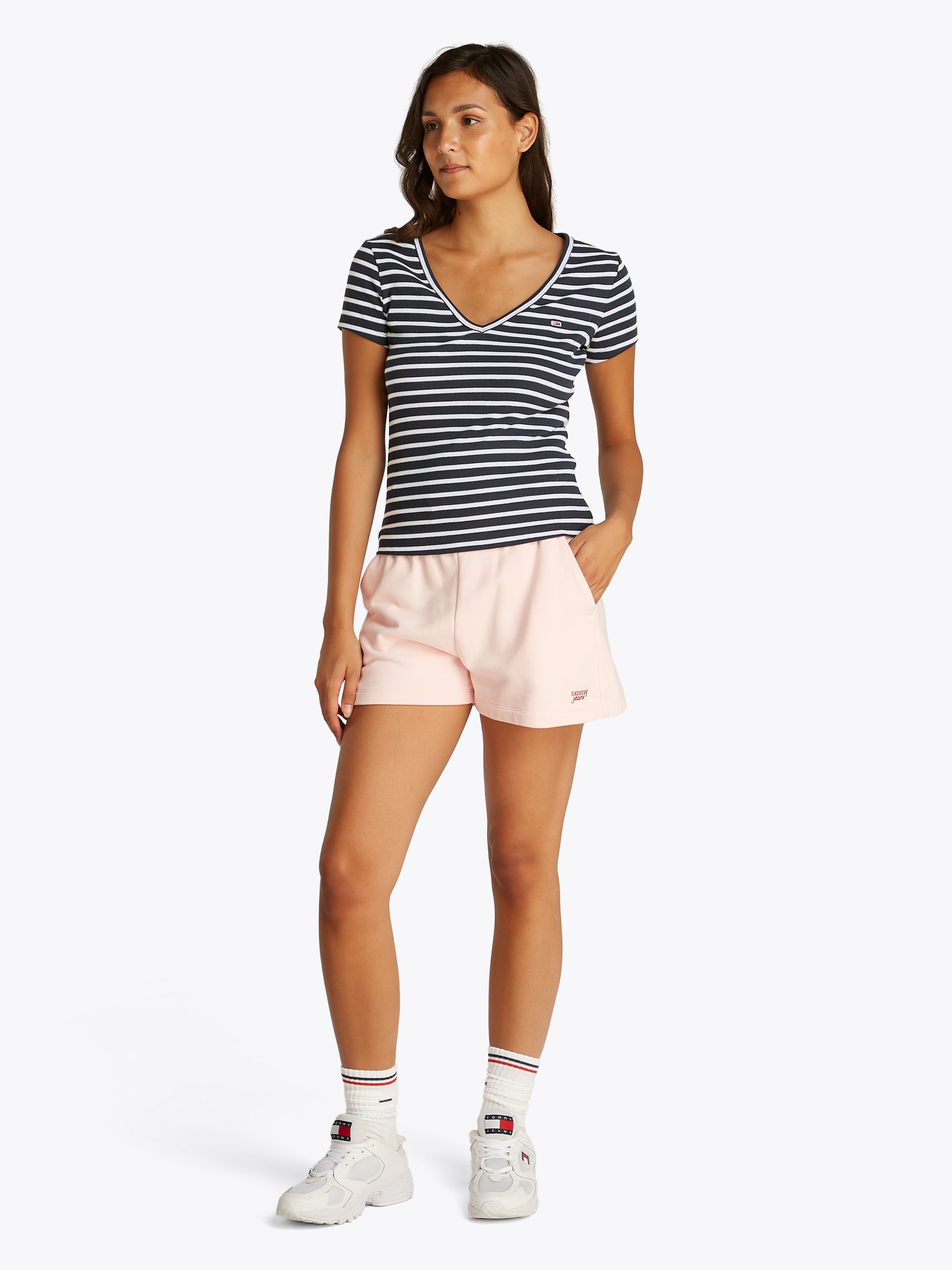 Tommy Jeans T-Shirt »TJW SLIM ESSENTIAL RIB V SS«, mit Logostickerei