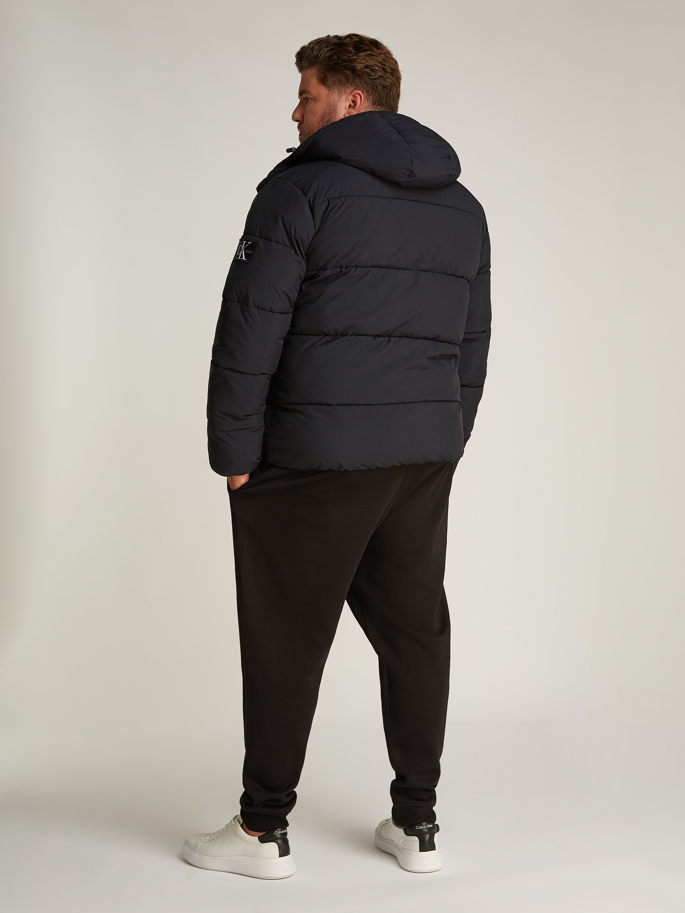 Calvin Klein Jeans Plus Outdoorjacke »Plus Essentials Non Down Jacket«, mit Kapuze, in Großen Größen mit Logoprägung