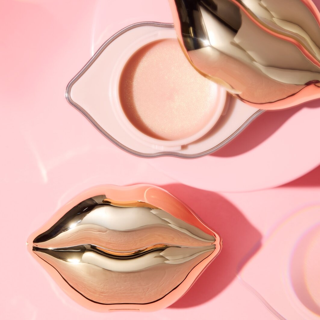 Catrice Lippenbalsam »KISS & GLOW Shimmer Lip Balm«, (Set, 4 tlg.), Goldene Schimmerpartikel für strahlende, gepflegte Lippen.
