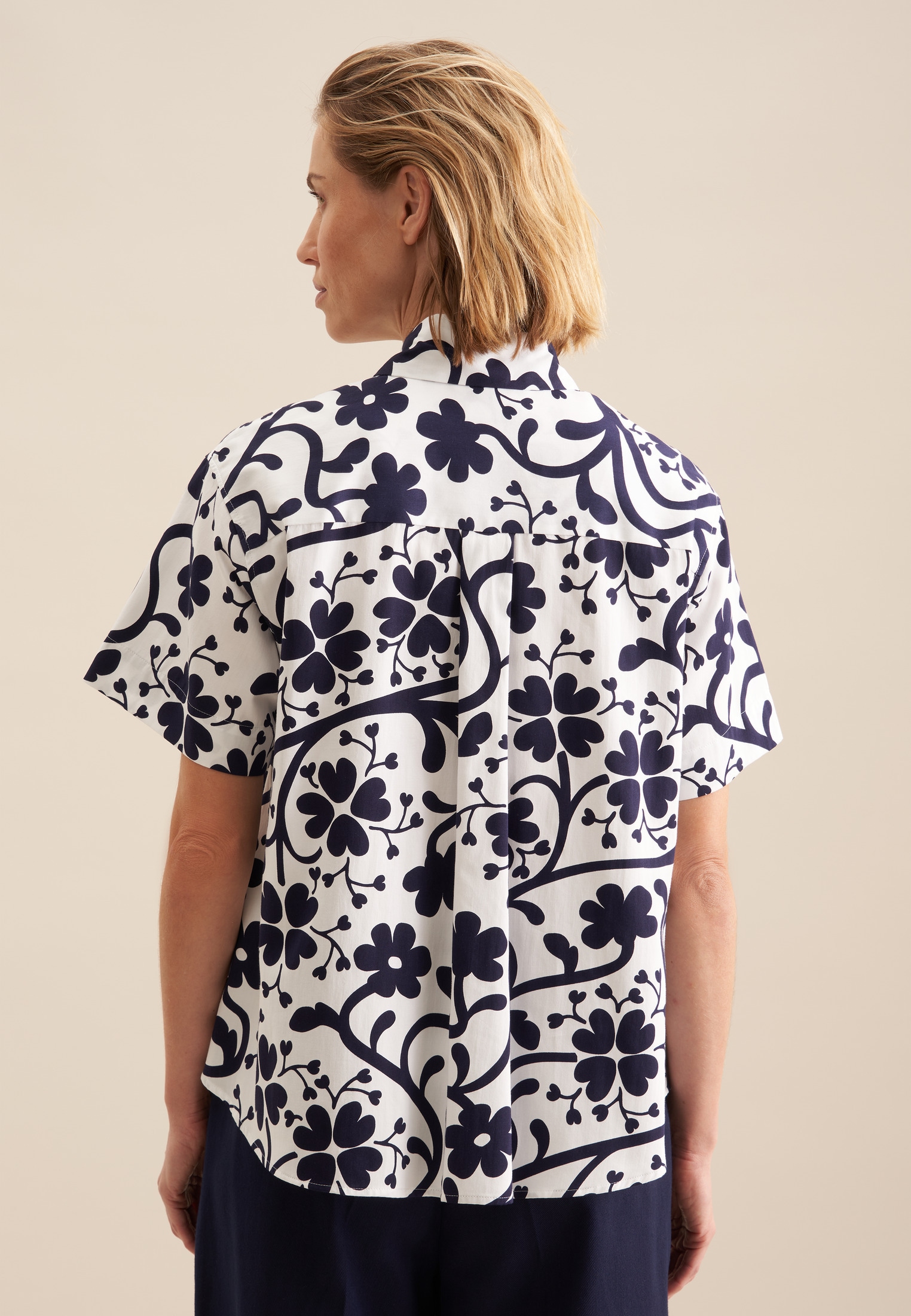 seidensticker Hemdbluse »Schwarze Rose«, Kurzarm Kragen Druck