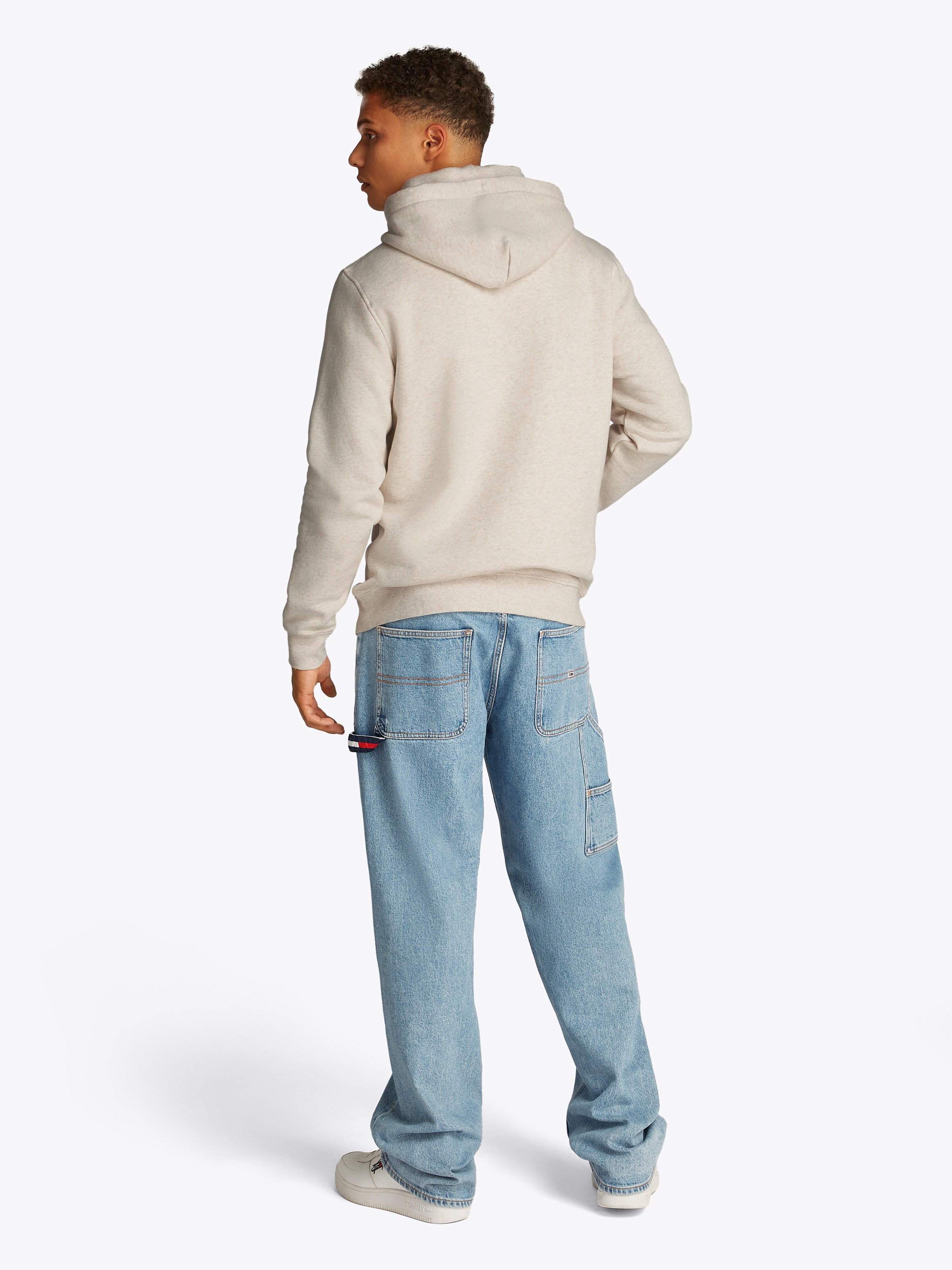 Tommy Jeans Sweatshirt »TJM REG ESSENTIAL FLAG HOOD EXT«, mit bedruckten Markenlogo auf Brusthöhe