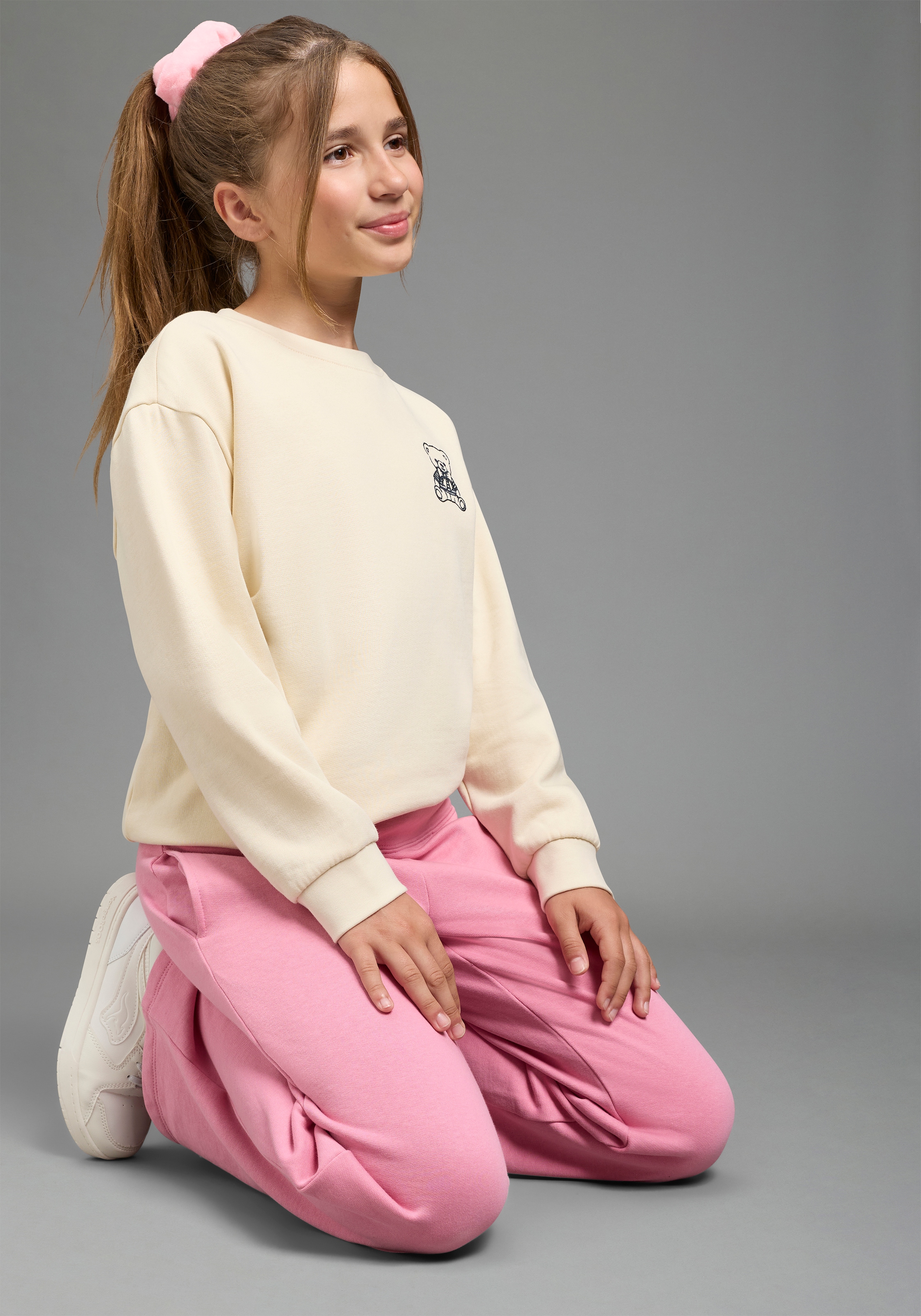 KIDSWORLD Sweathose »Weitgeschnitten Sweathose«  weite Beinform, innenliegender Gummizug im Bund