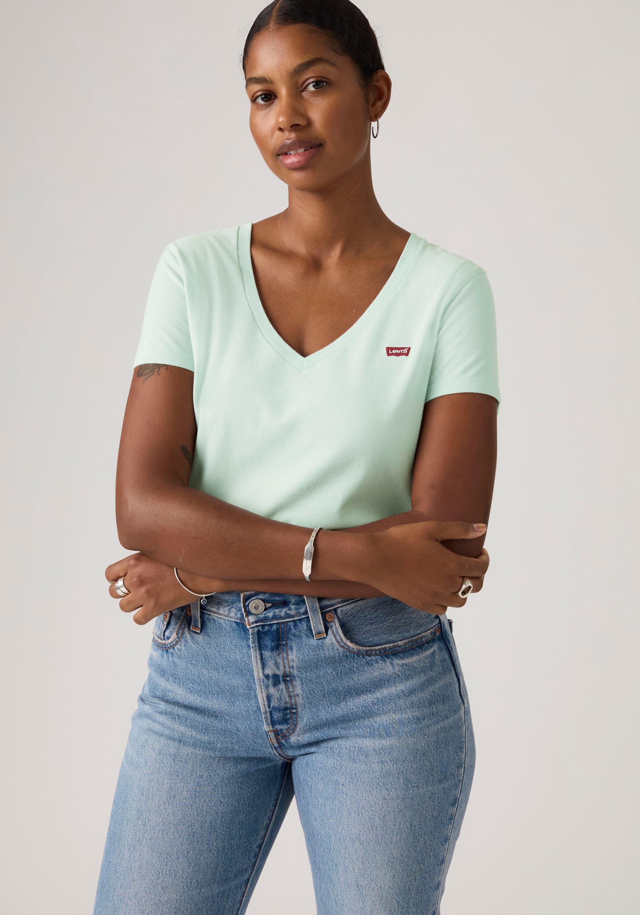 Levi's® V-Shirt »Perfect Tee« mit kleinem Batwing- Logo