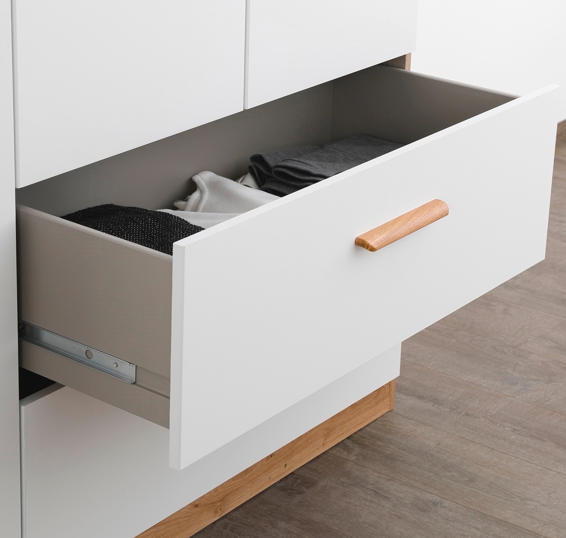 rauch Kleiderschrank »Skandi by Quadra Spin Schlafzimmerschrank«, im Landhaus-Stil mit Massivholzgriffen, mit Schubladen und Spiegel