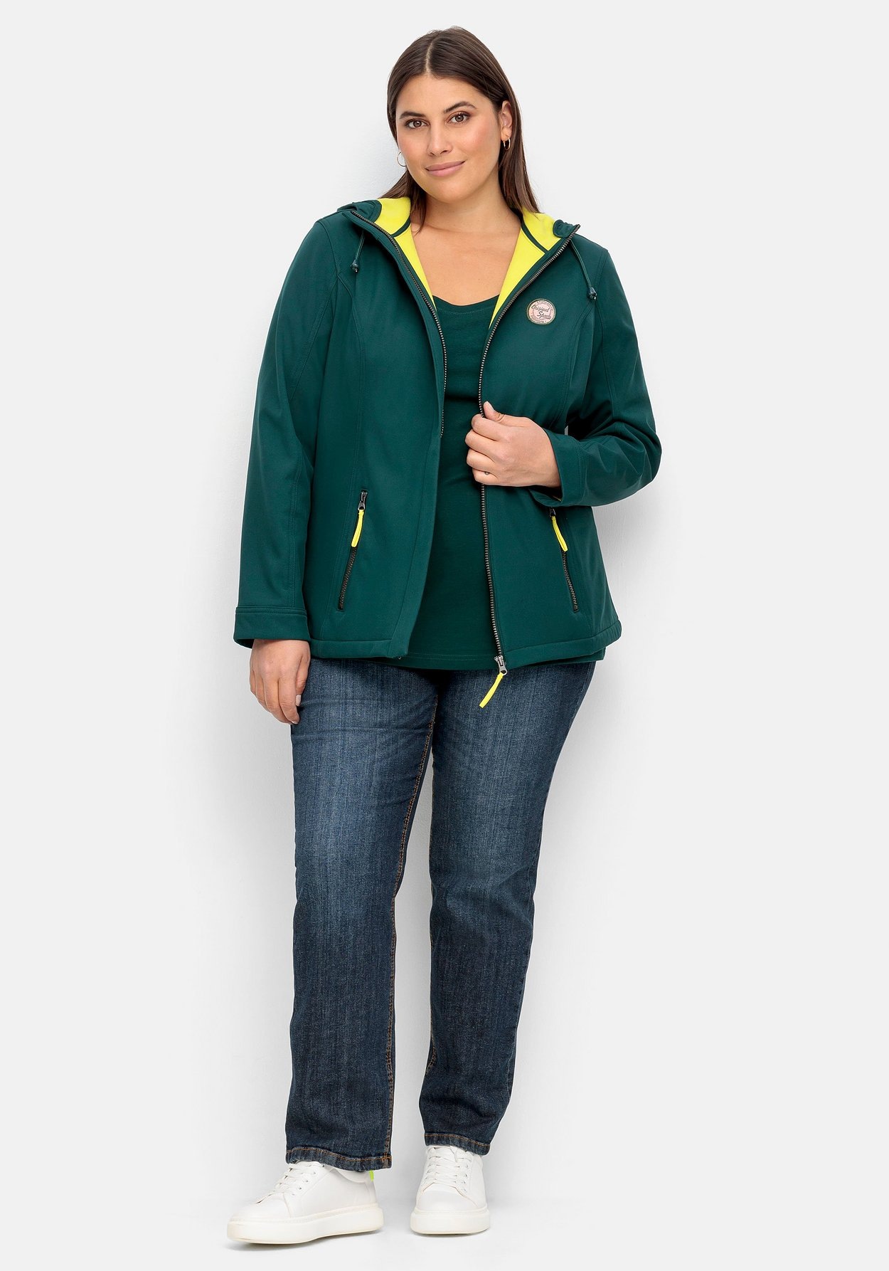 Sheego Softshelljacke »Softshell-Jacke mit Fleece-Innenseite, winddichte Qualität«, mit Kapuze, mit Fleece-Innenseite, winddichte Qualität