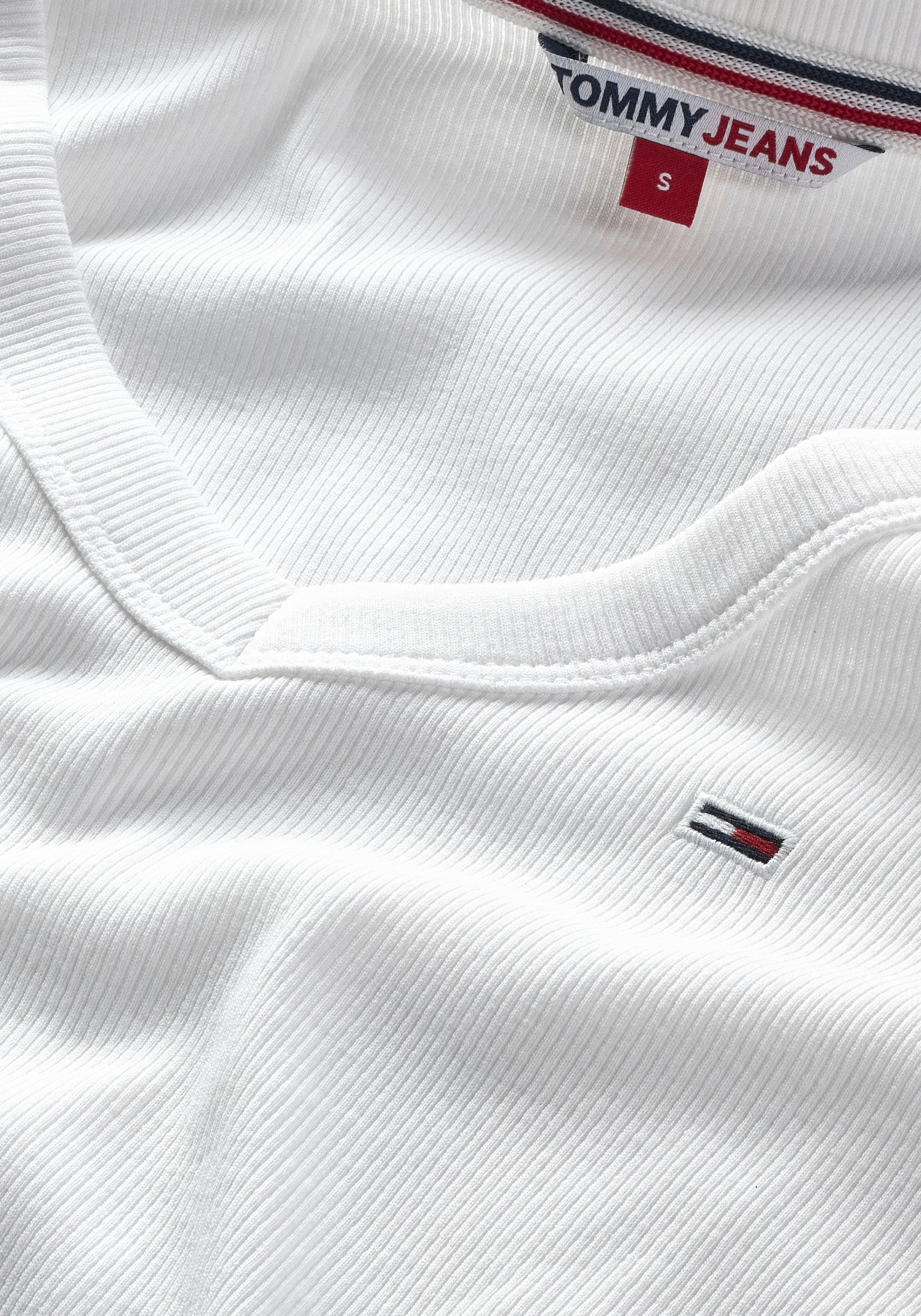 Tommy Jeans Langarmshirt »TJW BBY CRP ESSENTIAL RIB V LS«, mit gesticktem Tommy Jeans Logo-Flag