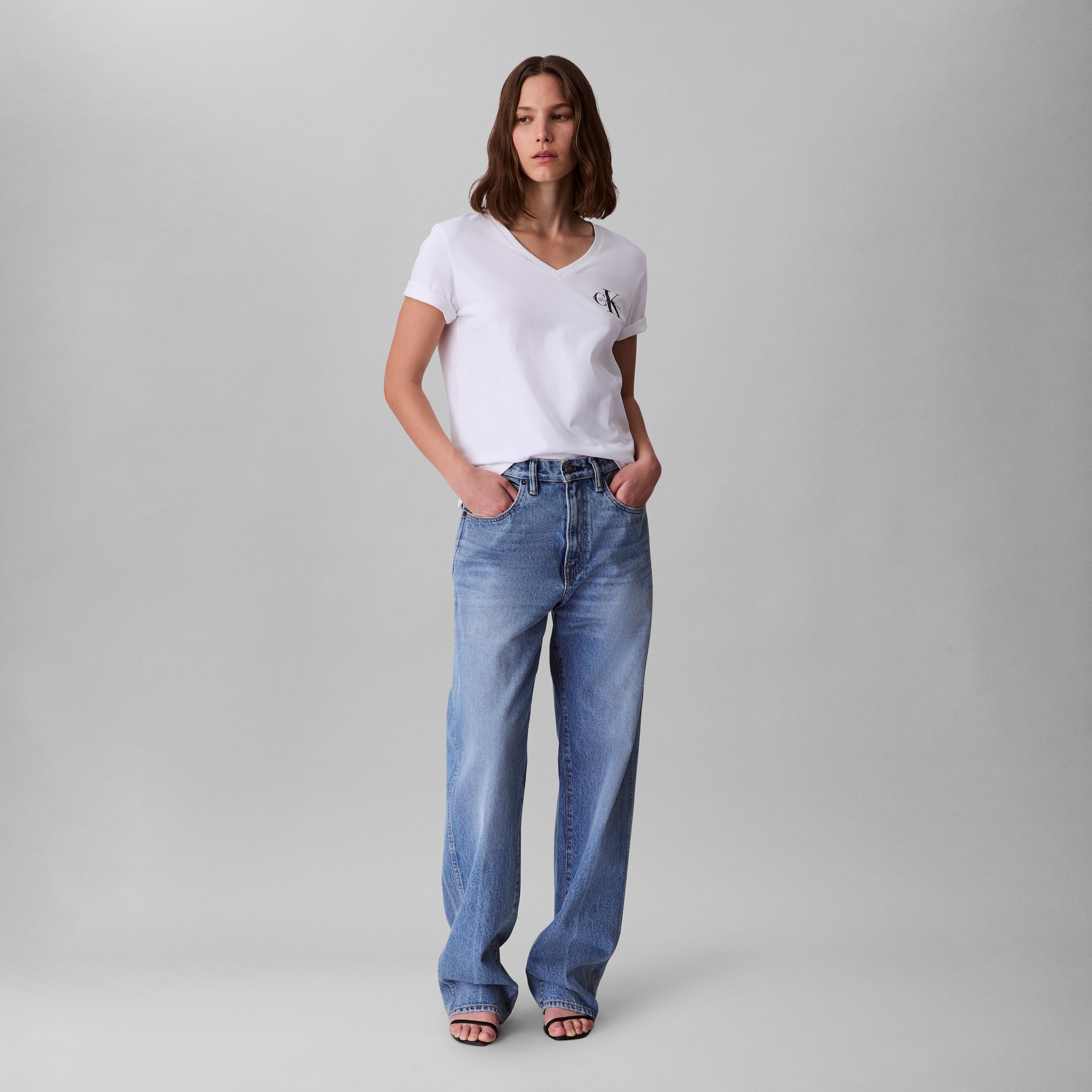 Calvin Klein Jeans Kurzarmshirt »A- Logo VN 2 pack Tee«, (Packung, 2er-Pack), Mit V-Ausschnitt