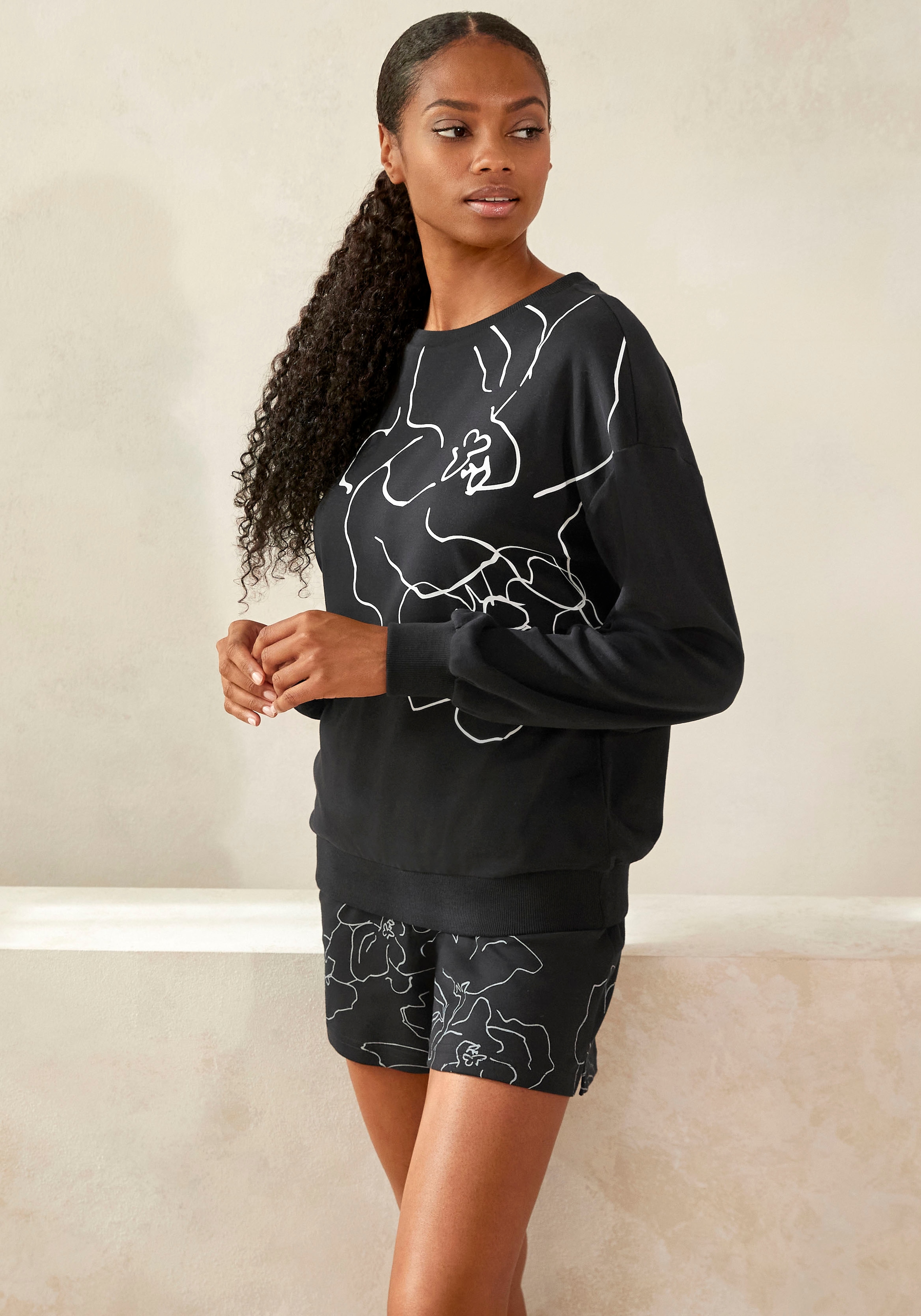 LASCANA Sweatshorts, mit Allover Blütendruck, Loungewear