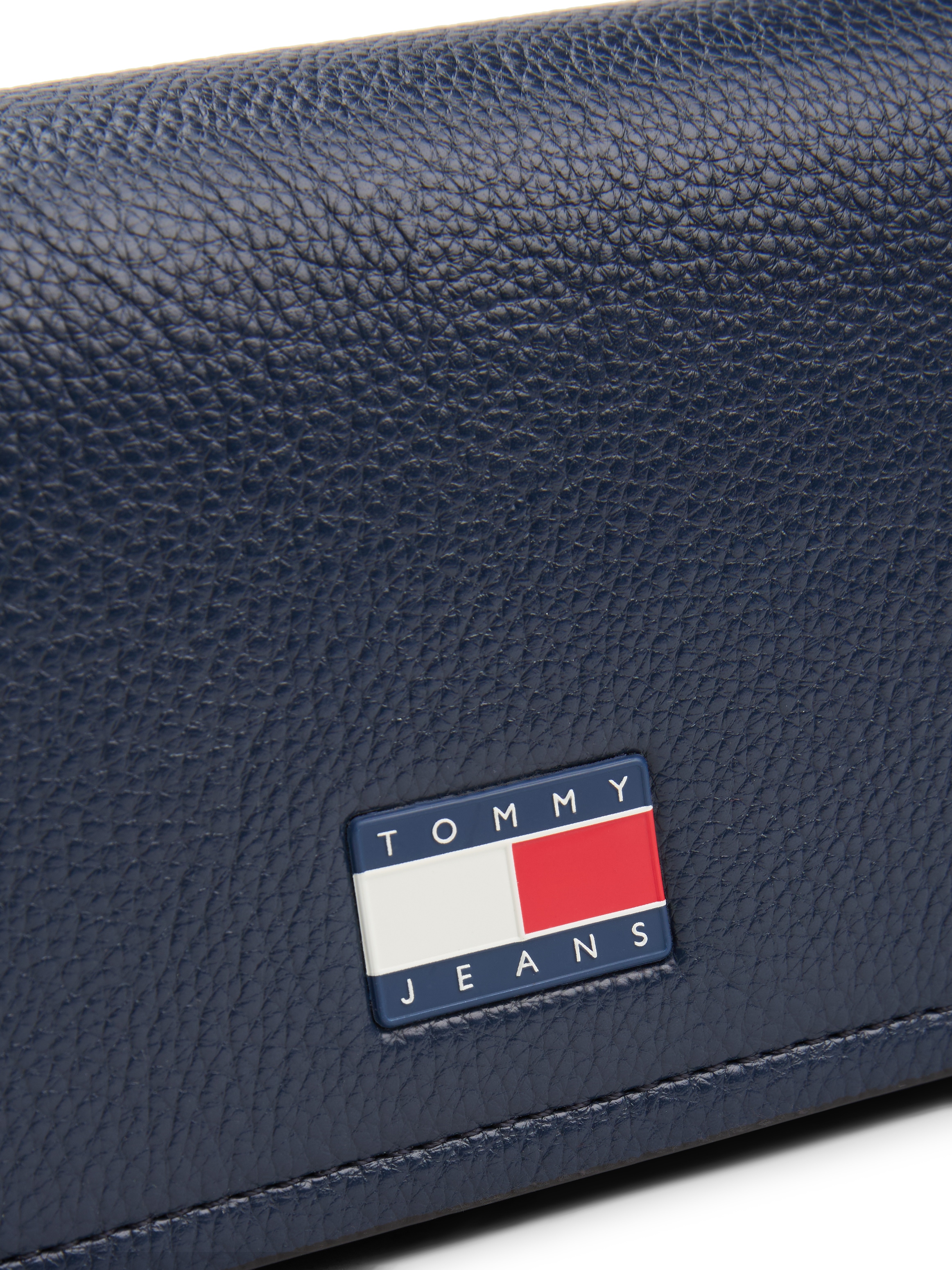 Tommy Jeans Umhängetasche »TJW MUST FLAP CROSSOVER« , Damen Schultertasche, Minibag mit Tommy-Schmuckemblem