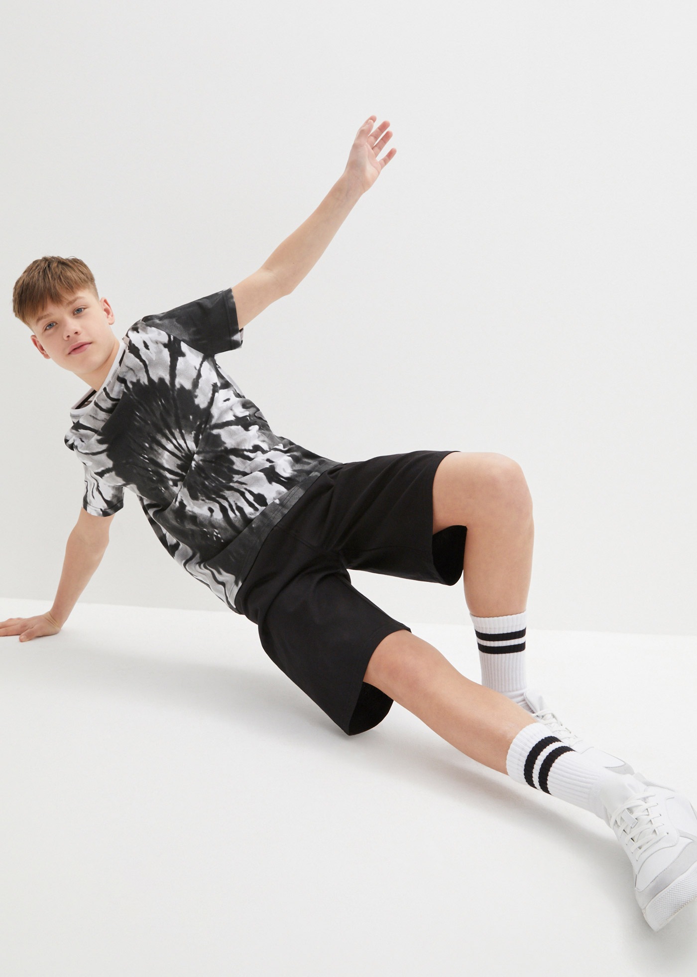 bonprix T-Shirt »T-Shirt und Jersey-Bermuda (2-tlg.Set) aus reiner Baumwolle« Set, 2 Stk. Regular Fit, Kurzarm, aus Baumwolle, im 2-teiligen Set