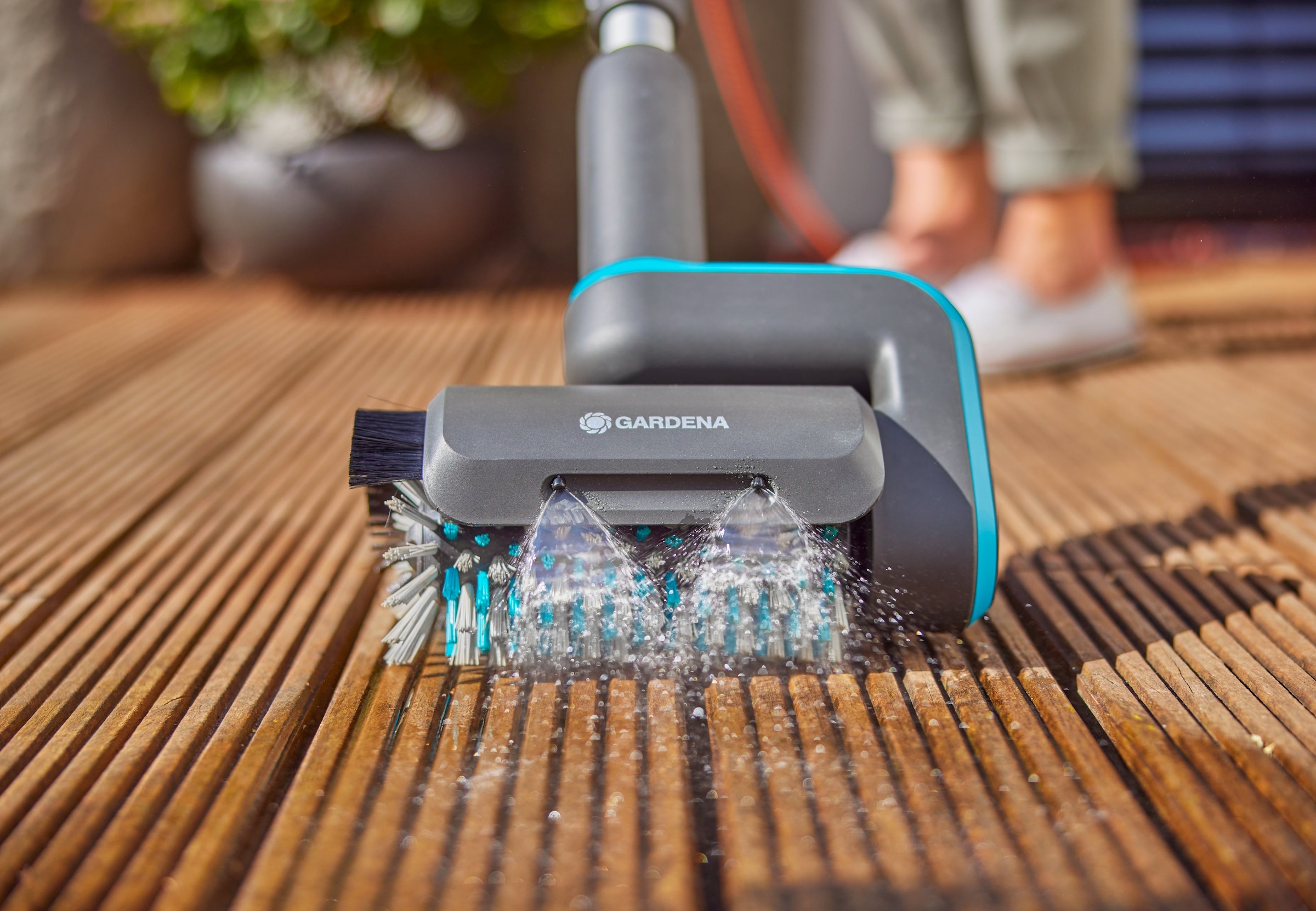 GARDENA Akku-Oberflächenbürste »Multi-Reiniger AquaBrush Patio 03/18V P4A«, Ready-To-Use Set inkl. Akku und Ladegerät
