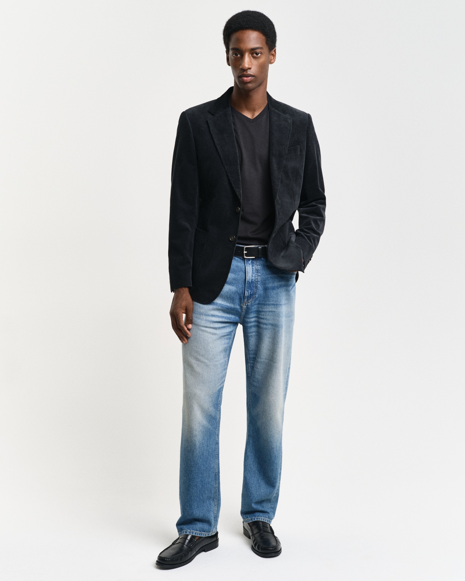 Gant T-Shirt »SLIM SHIELD V-NECK T-SHIRT«, mit einer kleinen Logostickerei auf der Brust