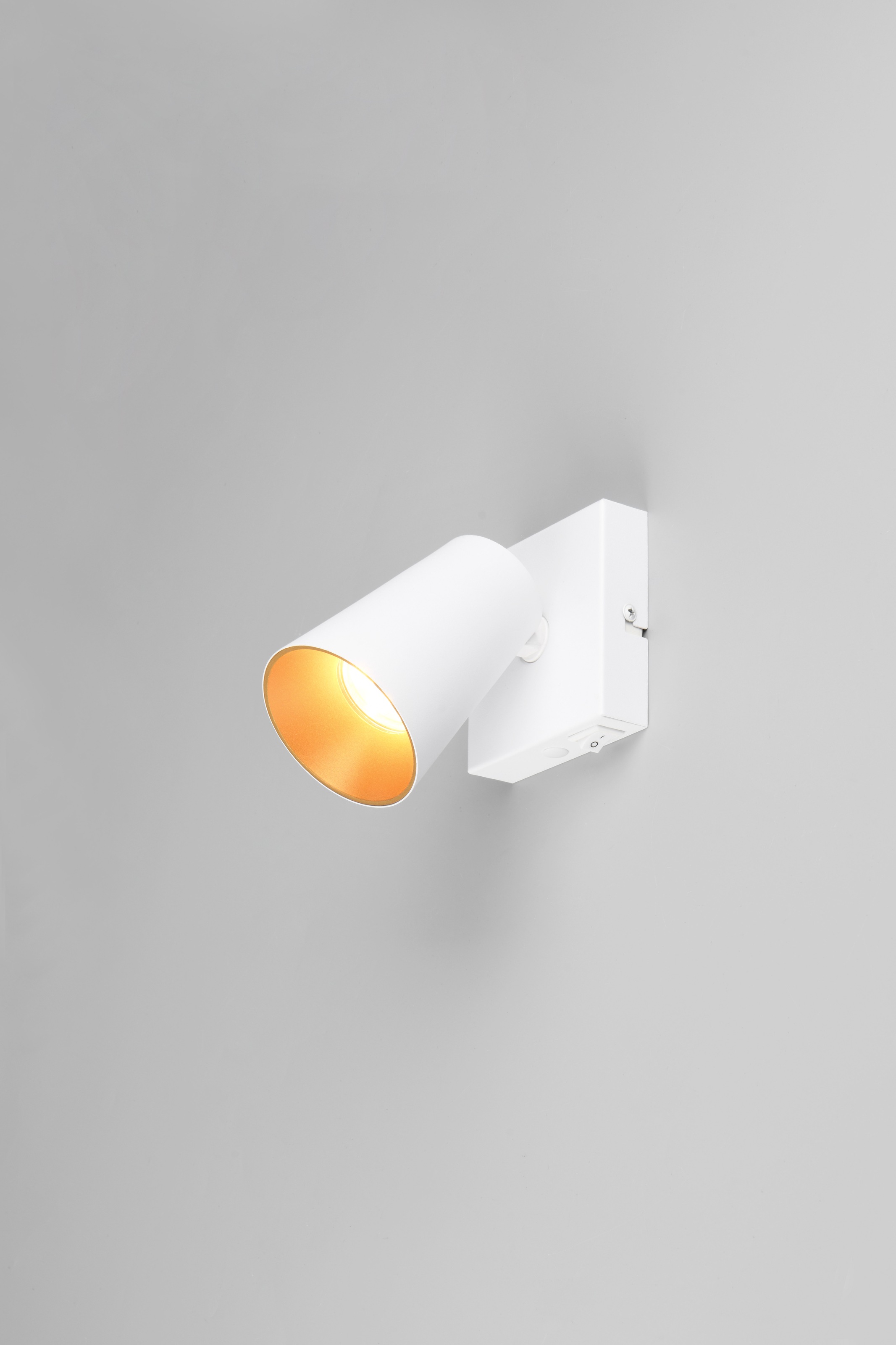 TRIO Leuchten Wandstrahler »SHARP, Spot 1-flammig exkl 1x GU10 max 10W schwenkbar & drehbar« GU10 1 Stk. warmweiß - kaltweiß Schirm innen gold, Kippschalter, Spot für Wandmontage + Deckenmontage