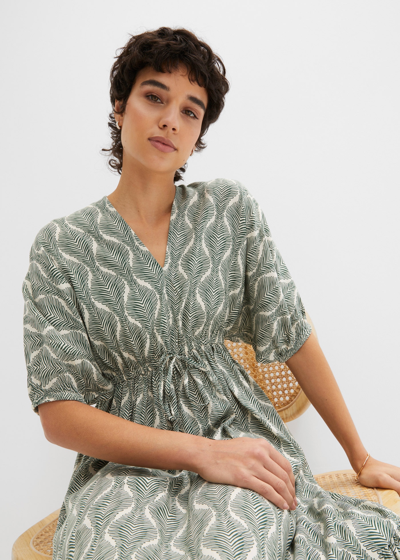 bonprix Midikleid »Midikleid aus fließender Viskose« aus Viskose, ausgestellte Passform, mit Fledermausärmeln