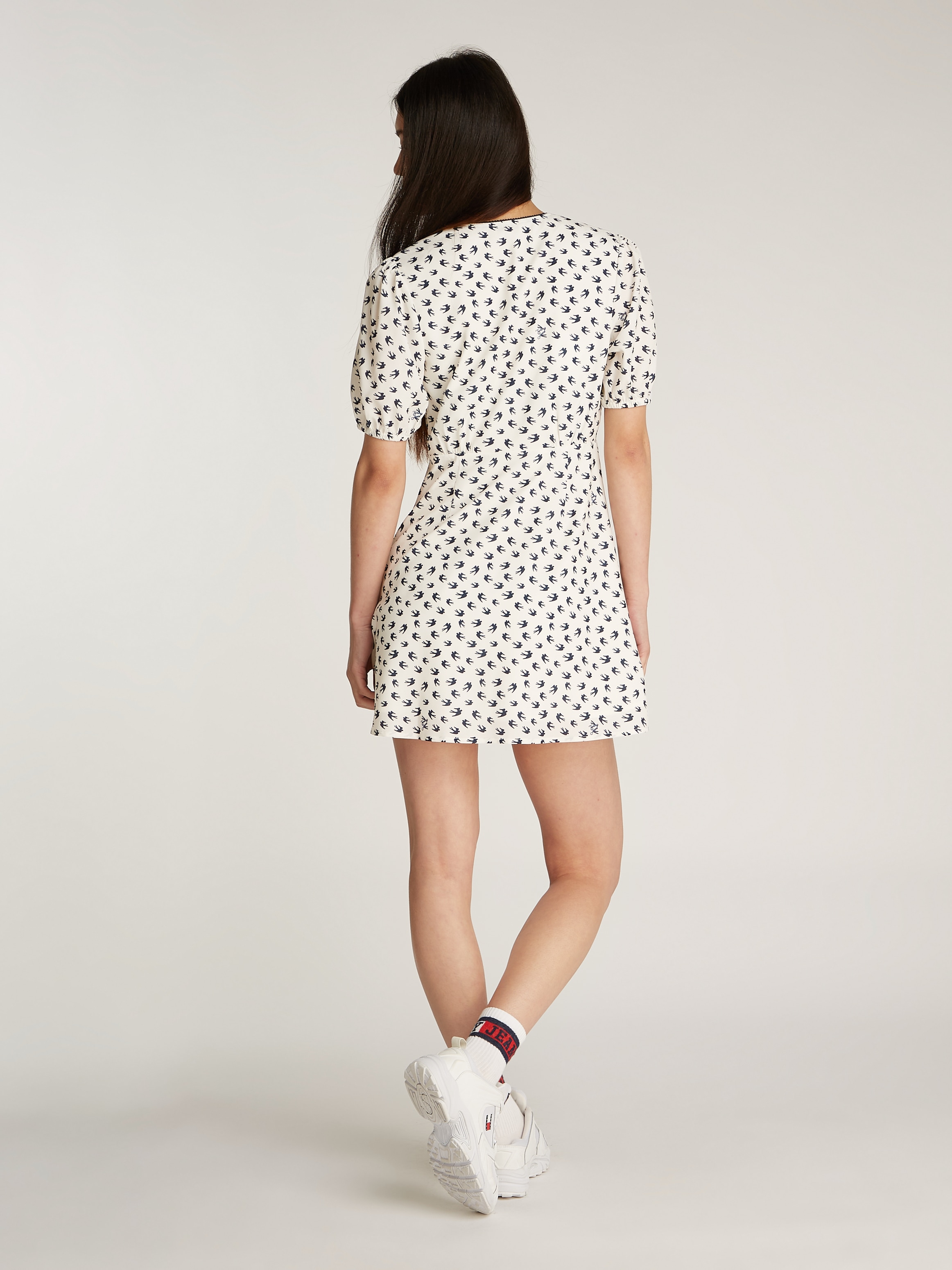 Tommy Jeans Minikleid »TJW SS CREPE MINI DRESS«, mit Schleifendetail, Vogelmuster