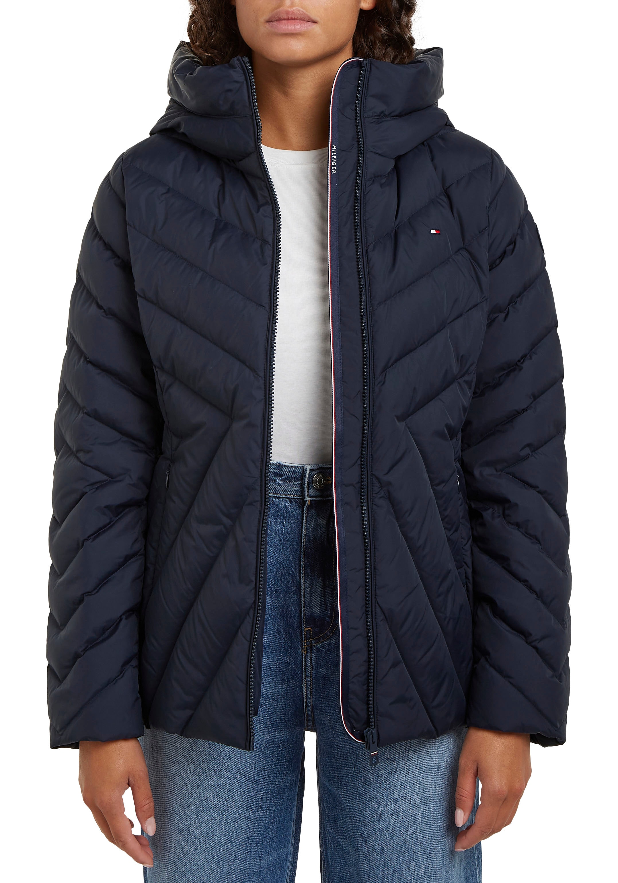 Tommy Hilfiger Steppjacke »CHEVRON MW PADDED JACKET«, mit Kapuze, mit mittelstarker Wattierung und Tommy Hilfiger Markenlabel