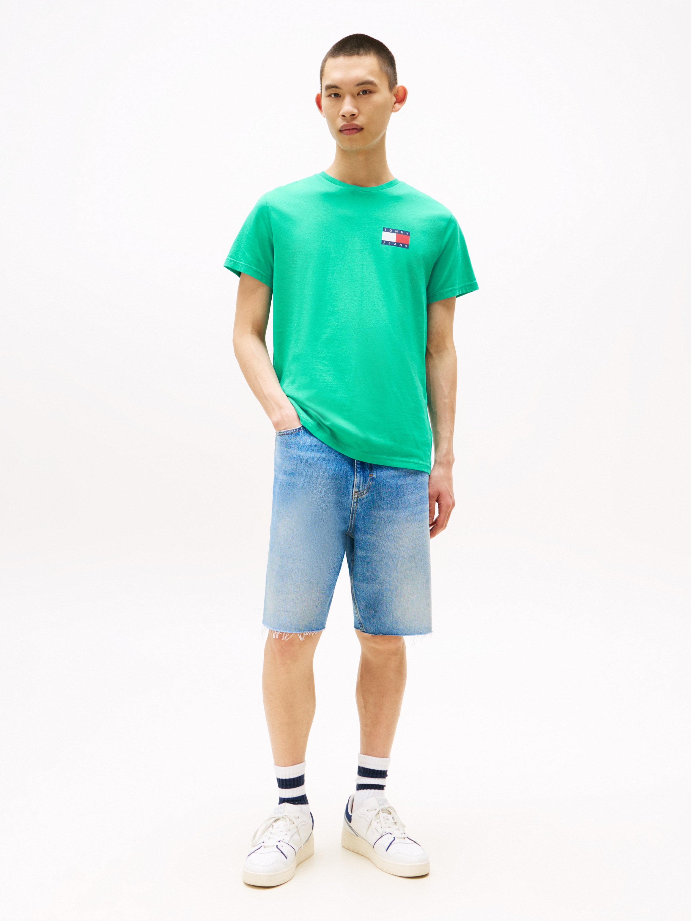 Tommy Jeans T-Shirt »TJM SLIM ESSENTIAL FLAG TEE EXT« Mit Rundhalsausschnitt