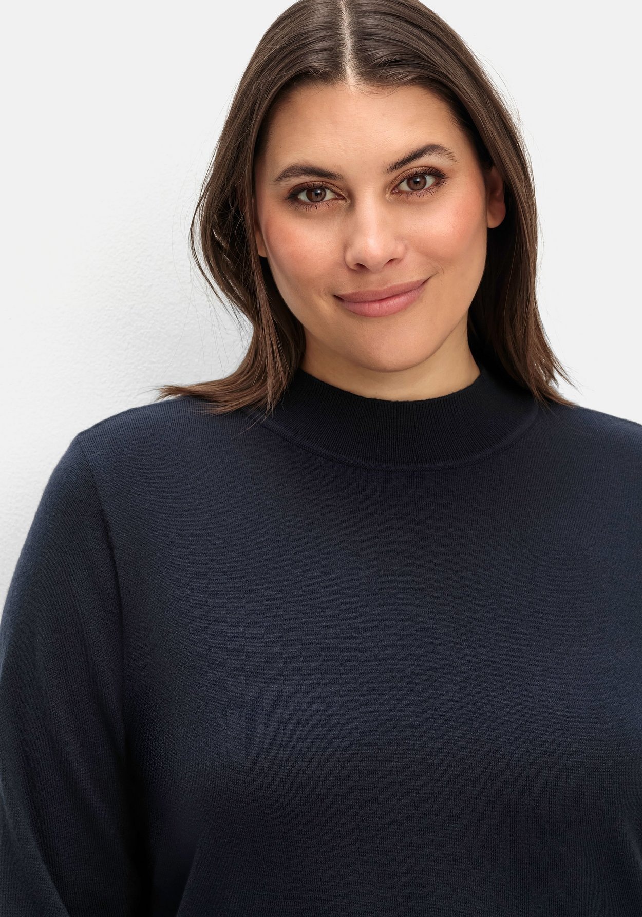 Sheego Strickpullover »Pullover mit geripptem Stehkragen und Seitenschlitzen«, mit geripptem Stehkragen und Seitenschlitzen