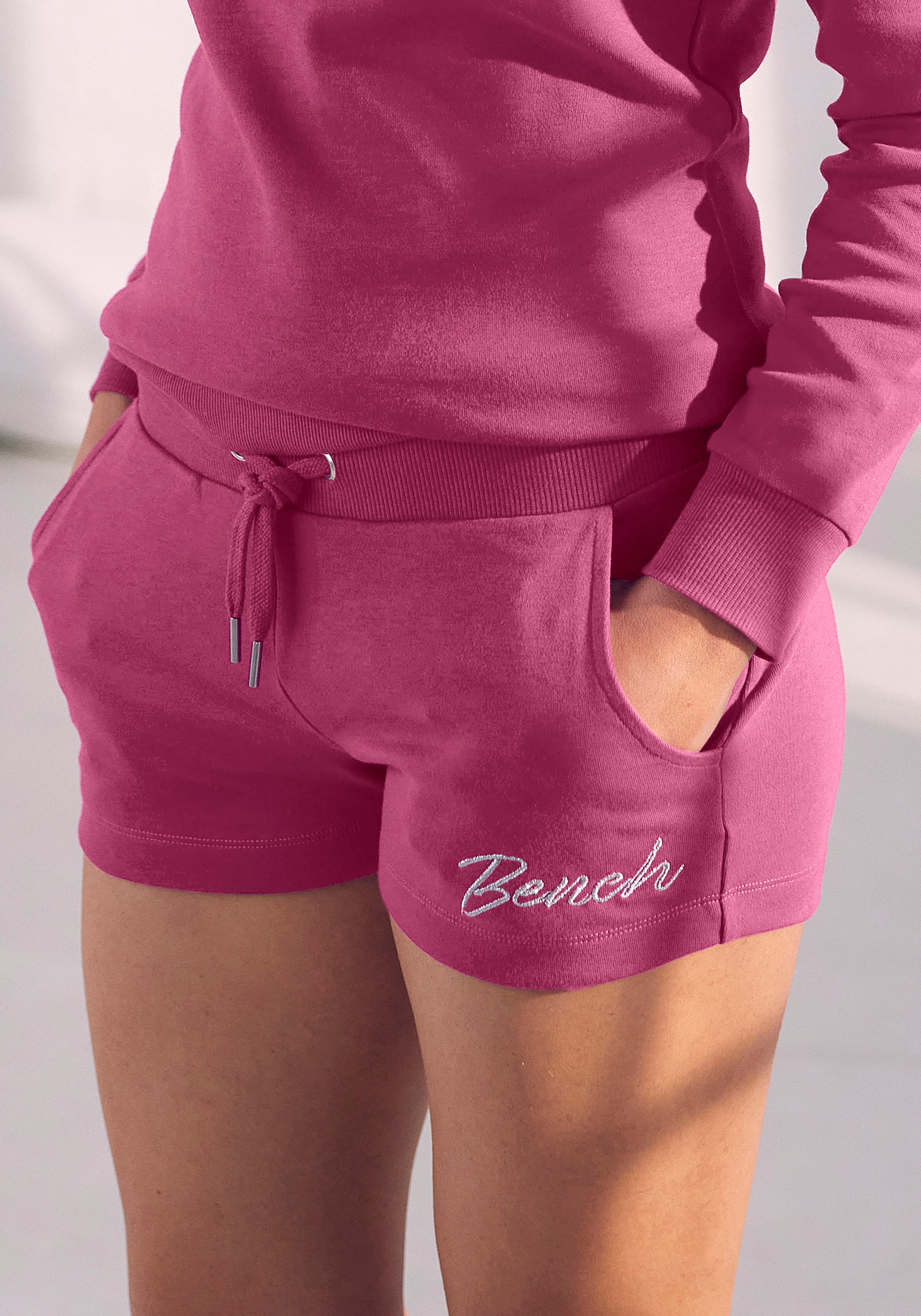 Bench. Loungewear Sweatshorts, mit glänzender Logostickerei, Loungewear,  Loungeanzug bei ♕ | Gerade Hosen