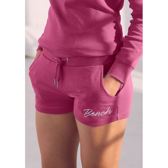 Bench. Loungewear Sweatshorts, mit glänzender Logostickerei, Loungewear,  Loungeanzug bei ♕