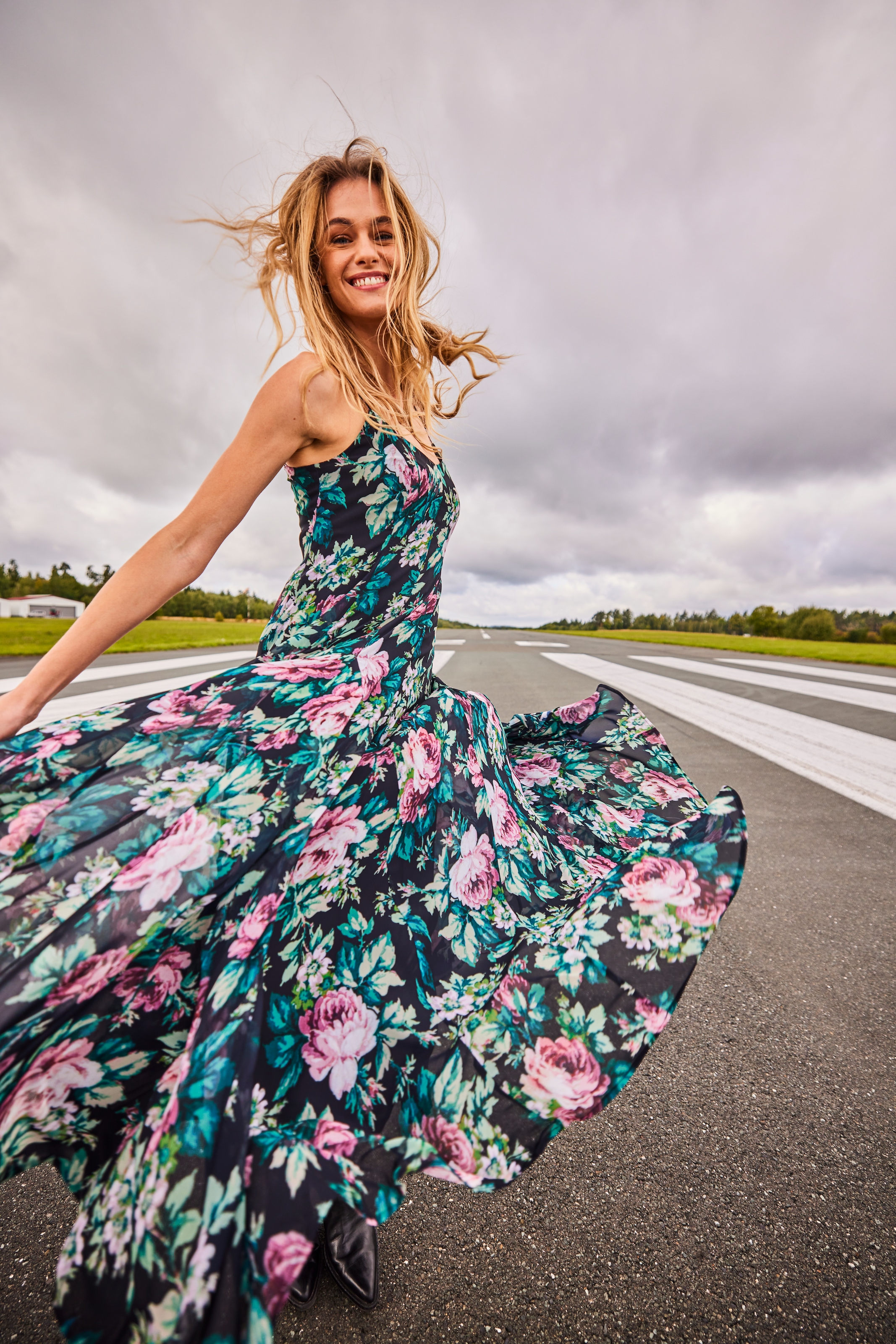 Aniston CASUAL Sommerkleid im farbenfrohen Blumendruck - jedes Teil ein Unikat - NEUE KOLLEKTION