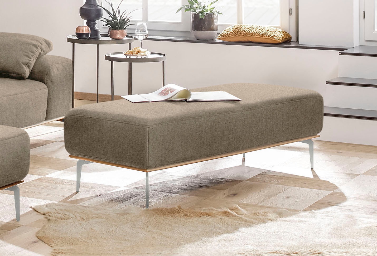 W.SCHILLIG Polsterhocker mit elegantem Holzsockel, Füße in Chrom glänzend, Breite 150 cm