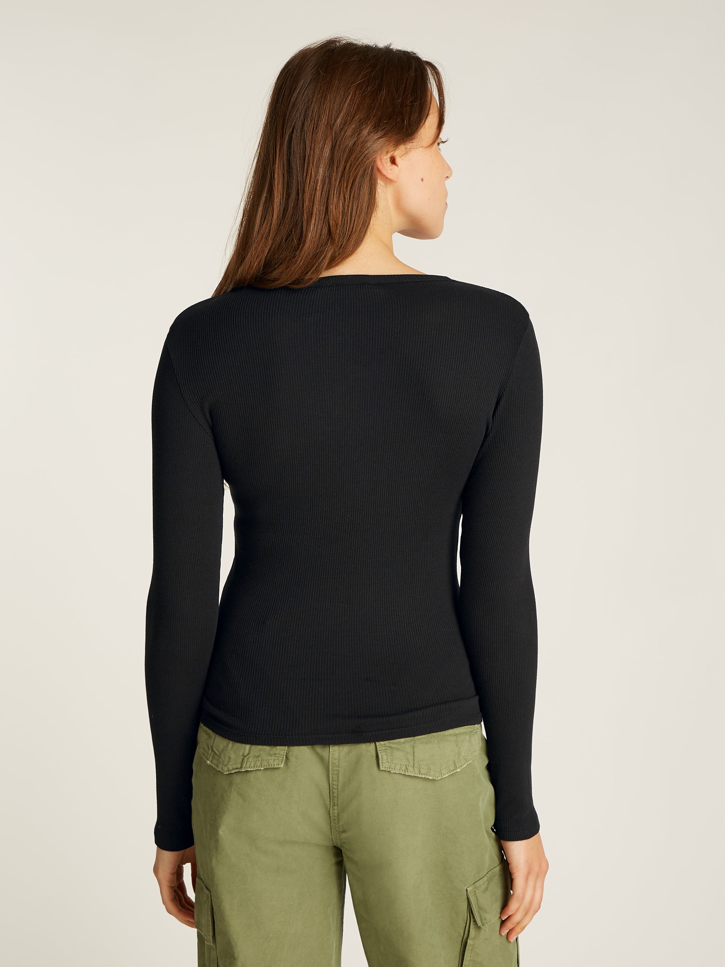 Tommy Jeans Langarmshirt »TJW SLM BUTTON RIB C-NECK LS EXT«, mit Logostickerei