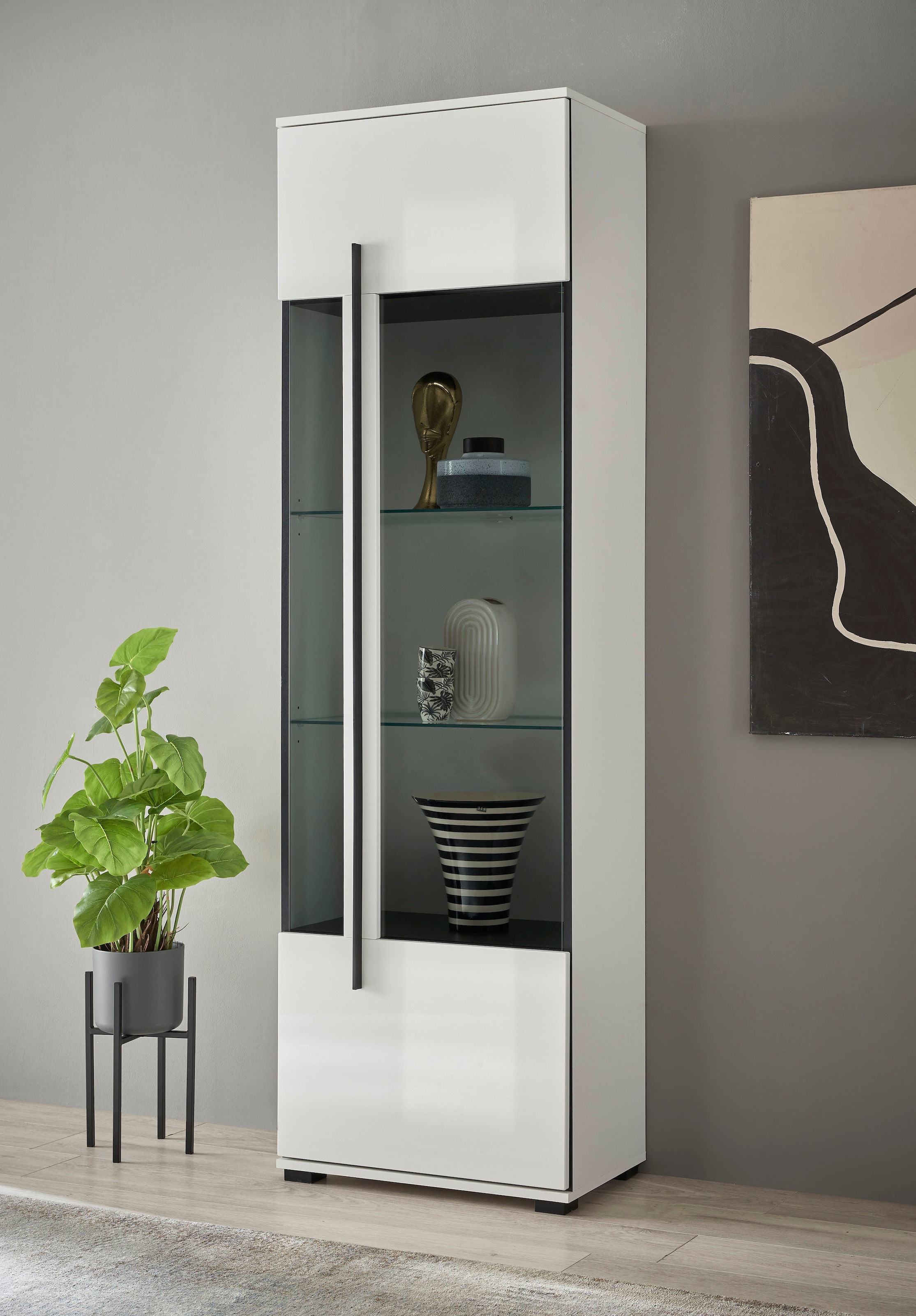 INOSIGN Vitrine »Cantara, Vitrinenschrank in Eiche Evoke oder weiß, Standvitrine«, schwarzer Stangengriff, ausreichend Stauraum, vielseitig einsetzbar