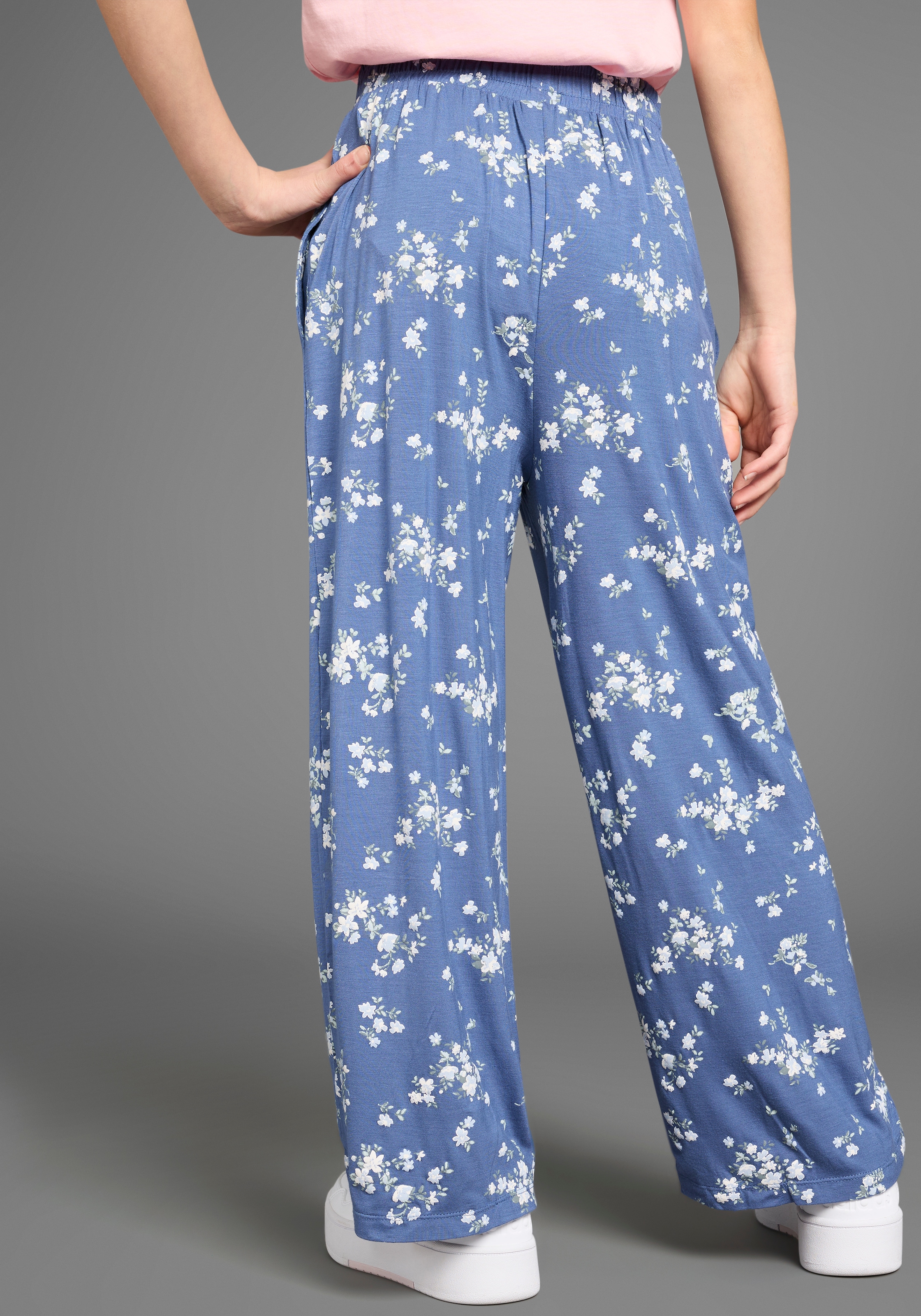 KIDSWORLD Schlupfhose »Viskose-Hose im Blumenmuster«  Trendige Hose mit Blumenmuster