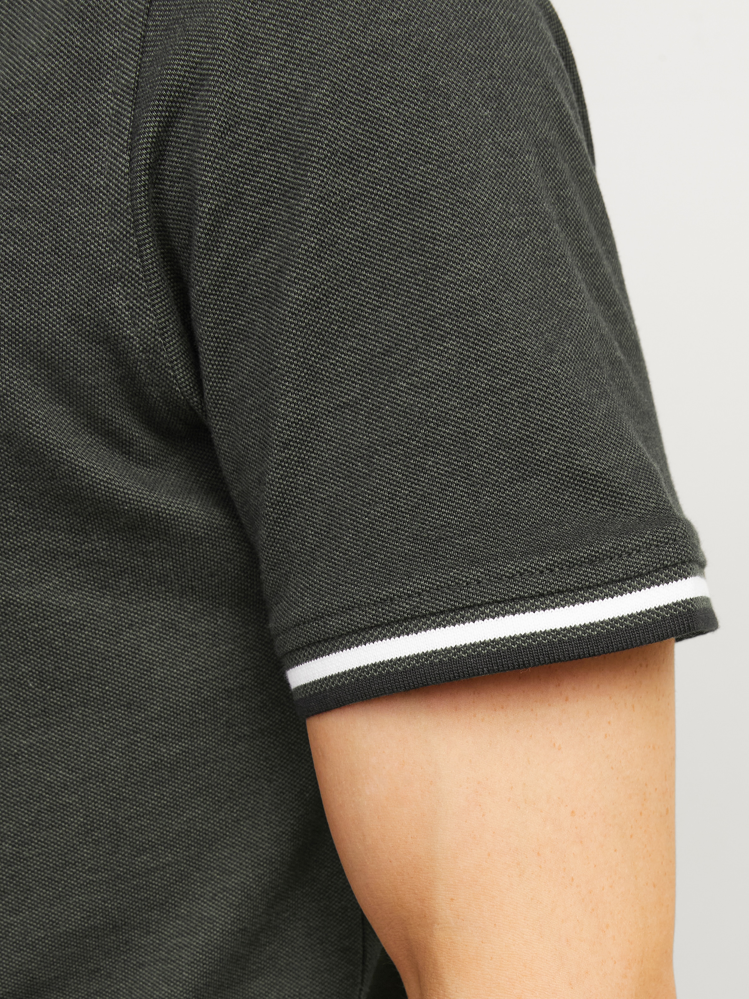 Jack & Jones Poloshirt »JJEPAULOS  Poloshirt mit klassischem Kragen und figurbetonter Form« Logostickerei, modisch, schmal, Baumwolle, Polokragen