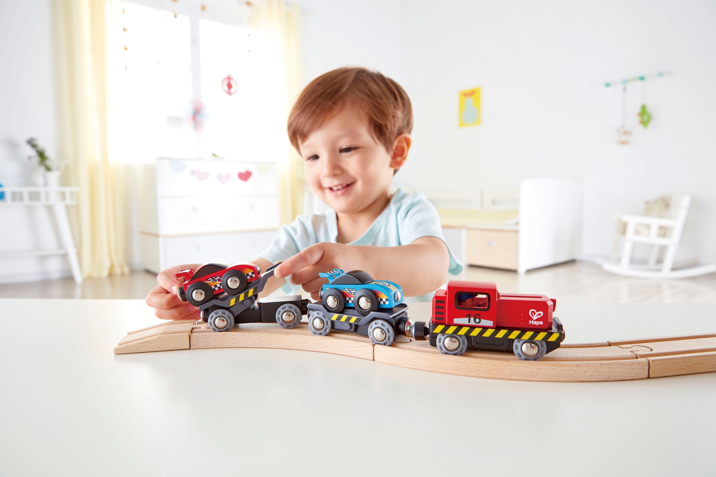Hape Spielzeug-Eisenbahn »Rennwagen-Transporter«, FSC®- schützt Wald - weltweit
