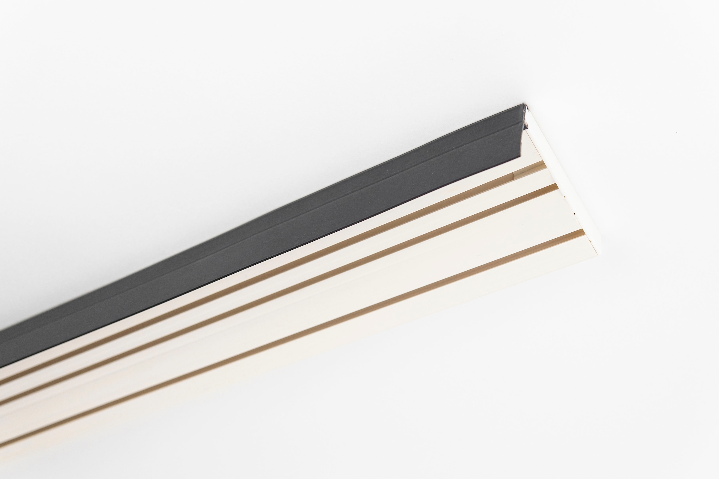 GARESA Gardinenschiene »Kunststoffschiene mit Blende«, 3 läufig-läufig,  Wunschmaßlänge, Deckenmontage, verlängerbar, einfache Montage, schlicht