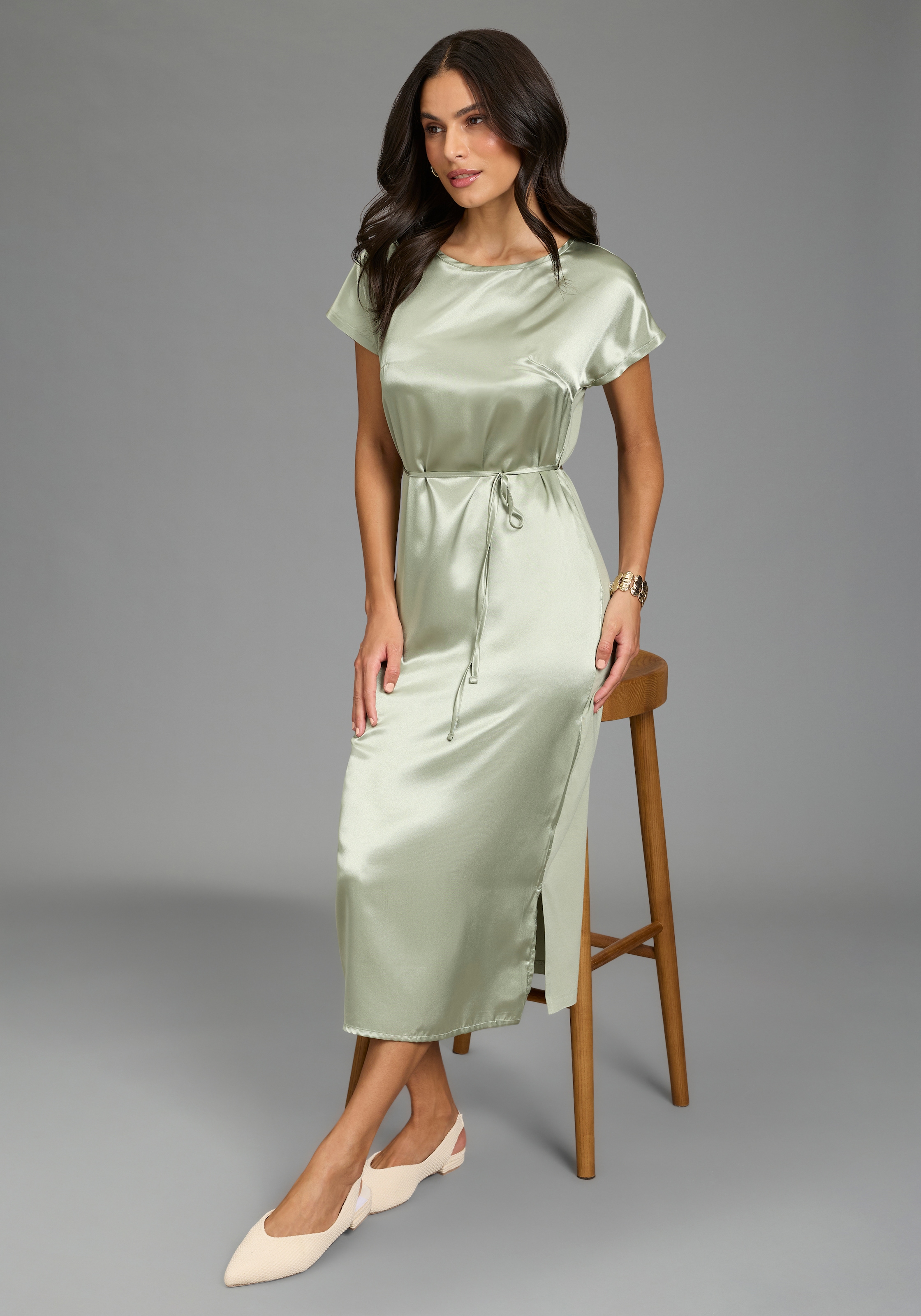 Laura Scott Satinkleid in moderner Midi-Länge, glänzende Optik