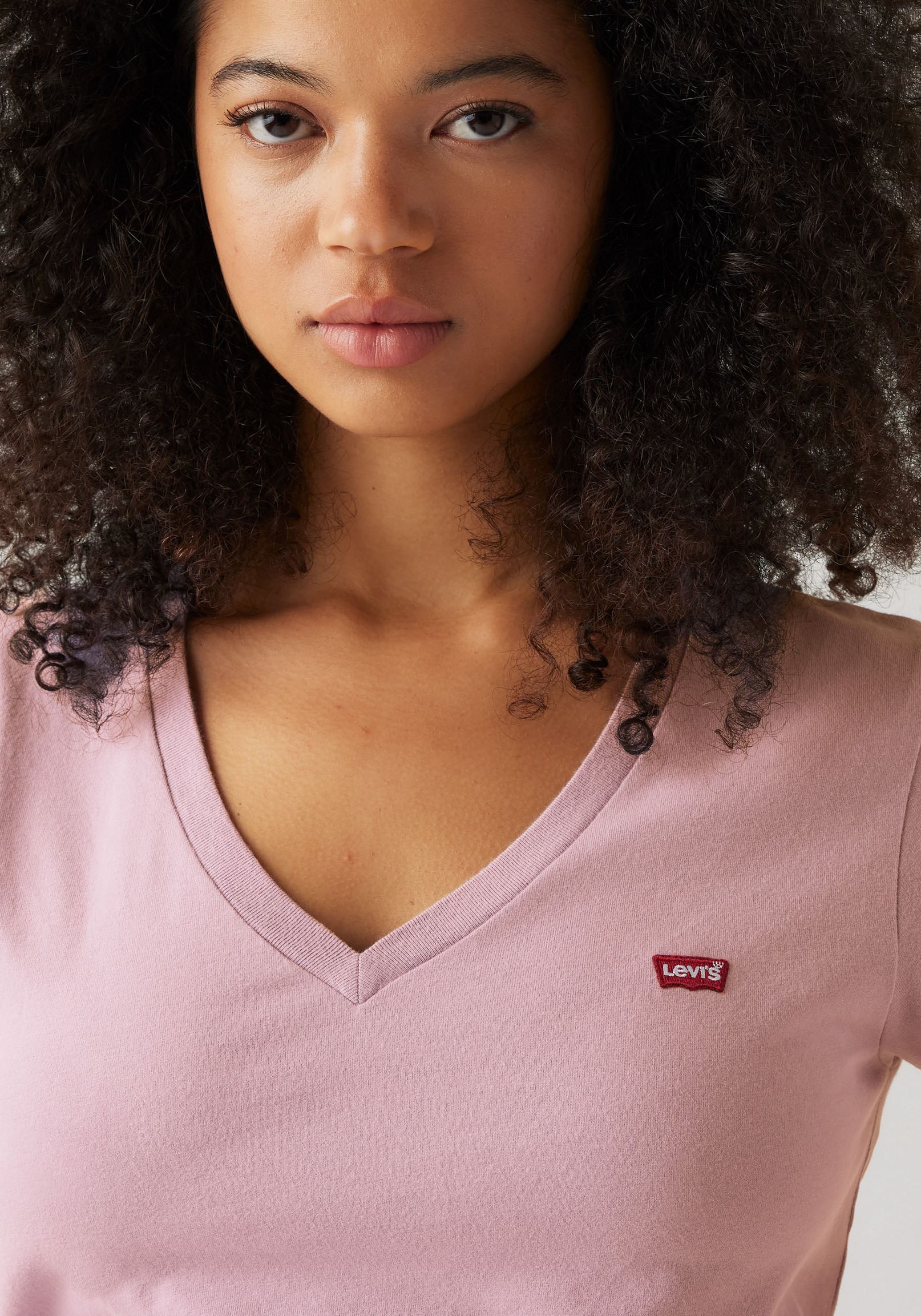 Levi's® V-Shirt »Perfect Tee«, mit kleinem Batwing- Logo