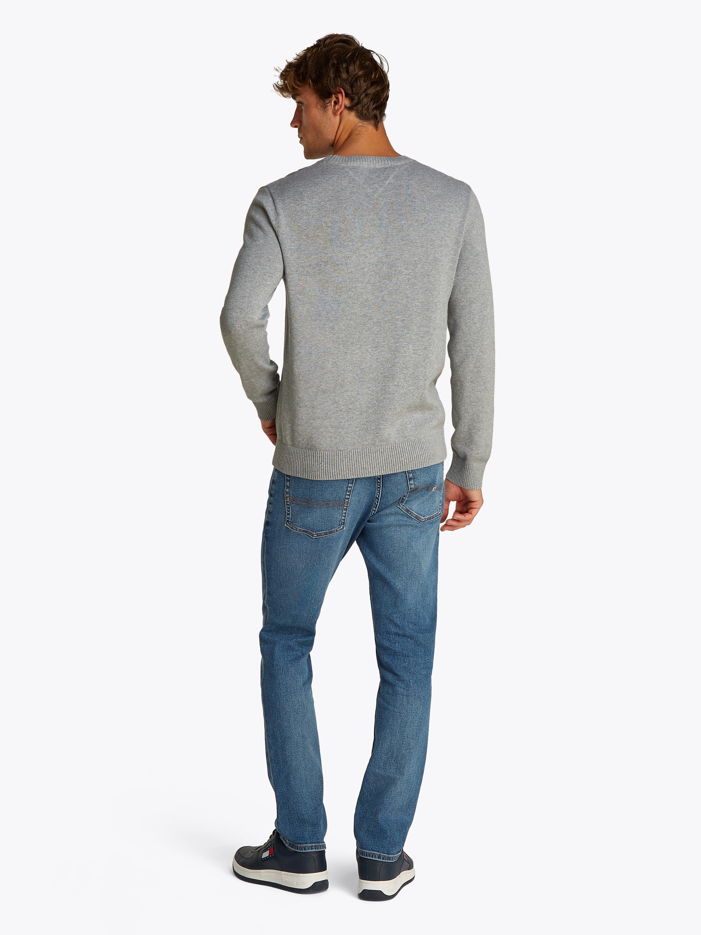 Tommy Jeans Rundhalspullover »TJM SLIM ESSENTIAL LIGHT SWEATER«, mit Flag-Patch