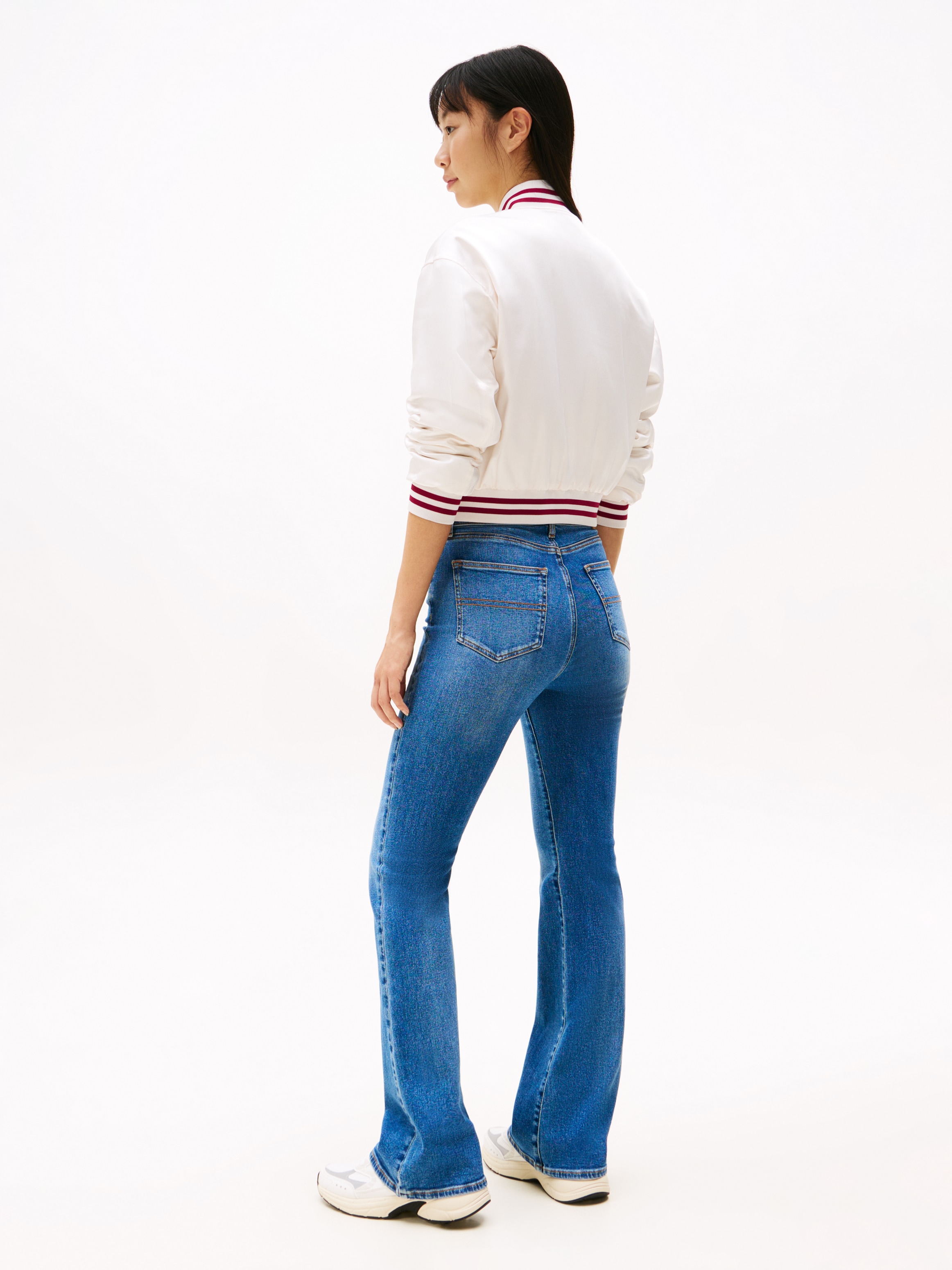 Tommy Jeans Bootcut-Jeans »SYLVIA HGH FLR«, Weite Beinform und Logo Stickerei auf der Gesäßtasche