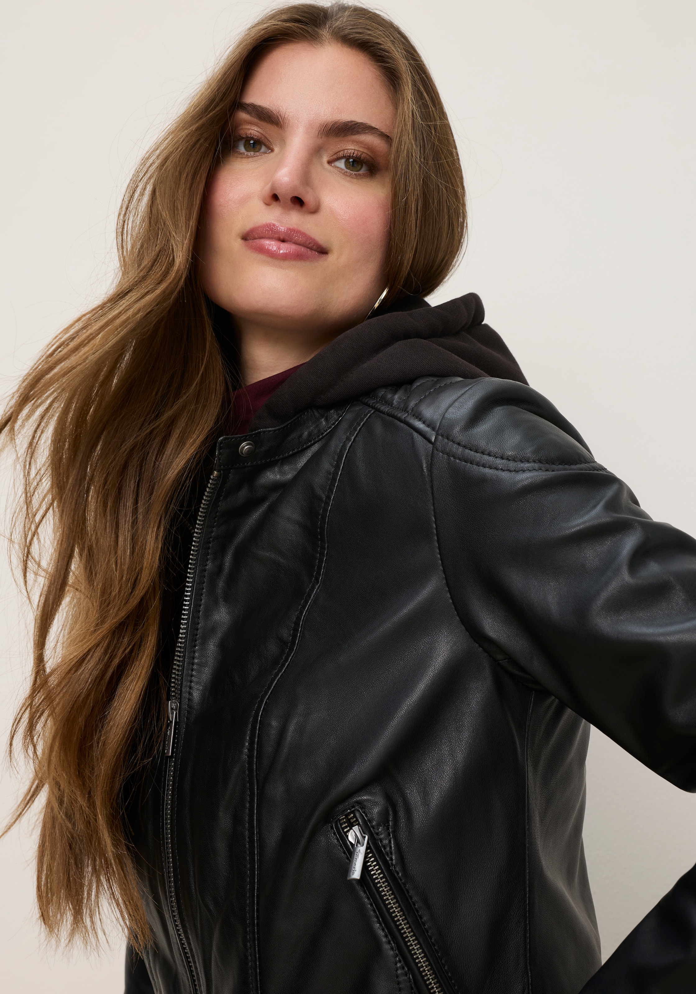 Tamaris Lederjacke mit Kapuze aus Lammleder, mit abnehmbarer Kapuze, sehr figurbetonte Passform