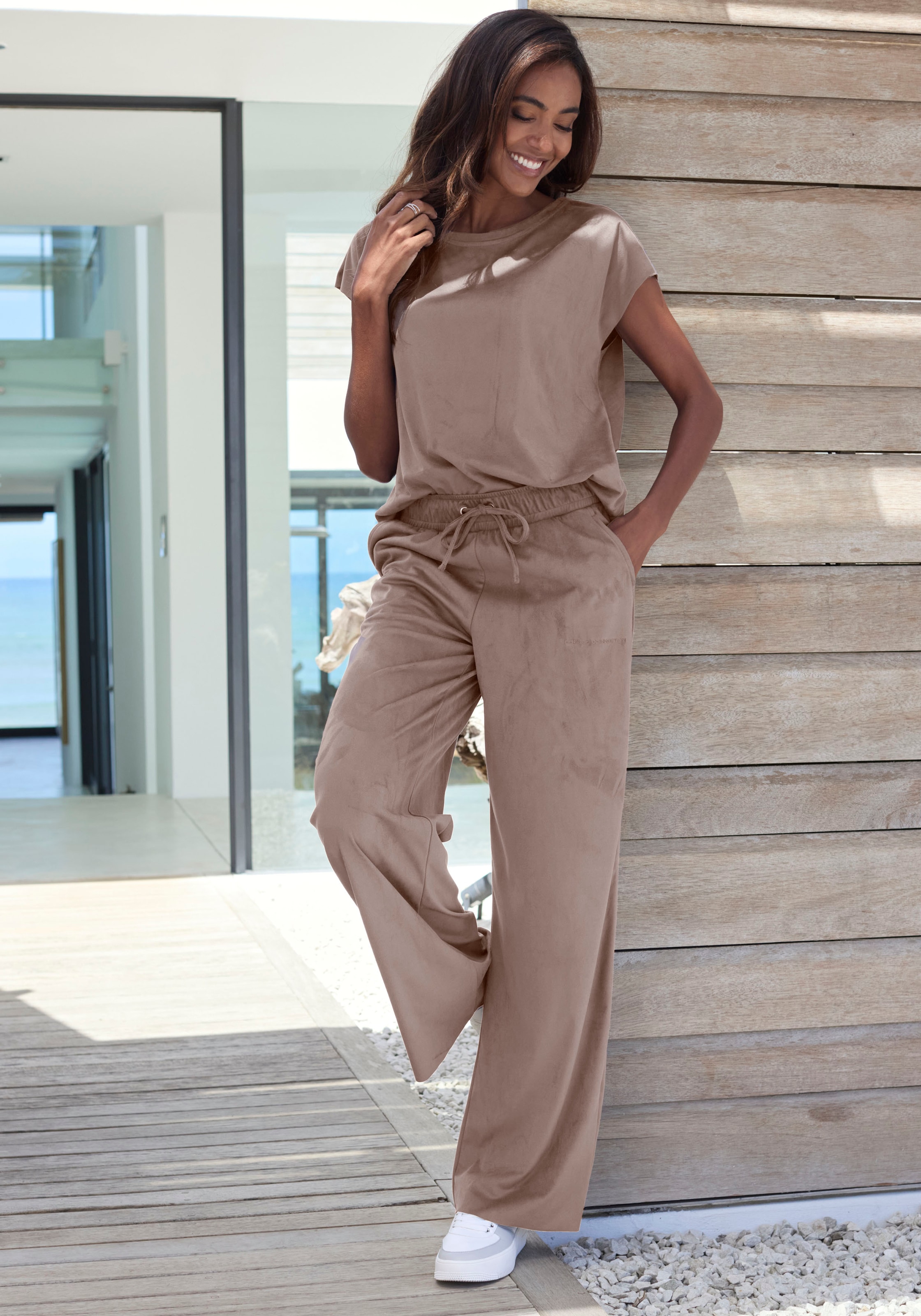 French Connection T-Shirt aus Veloursleder-Imitat mit kleiner Stickerei, Loungewear