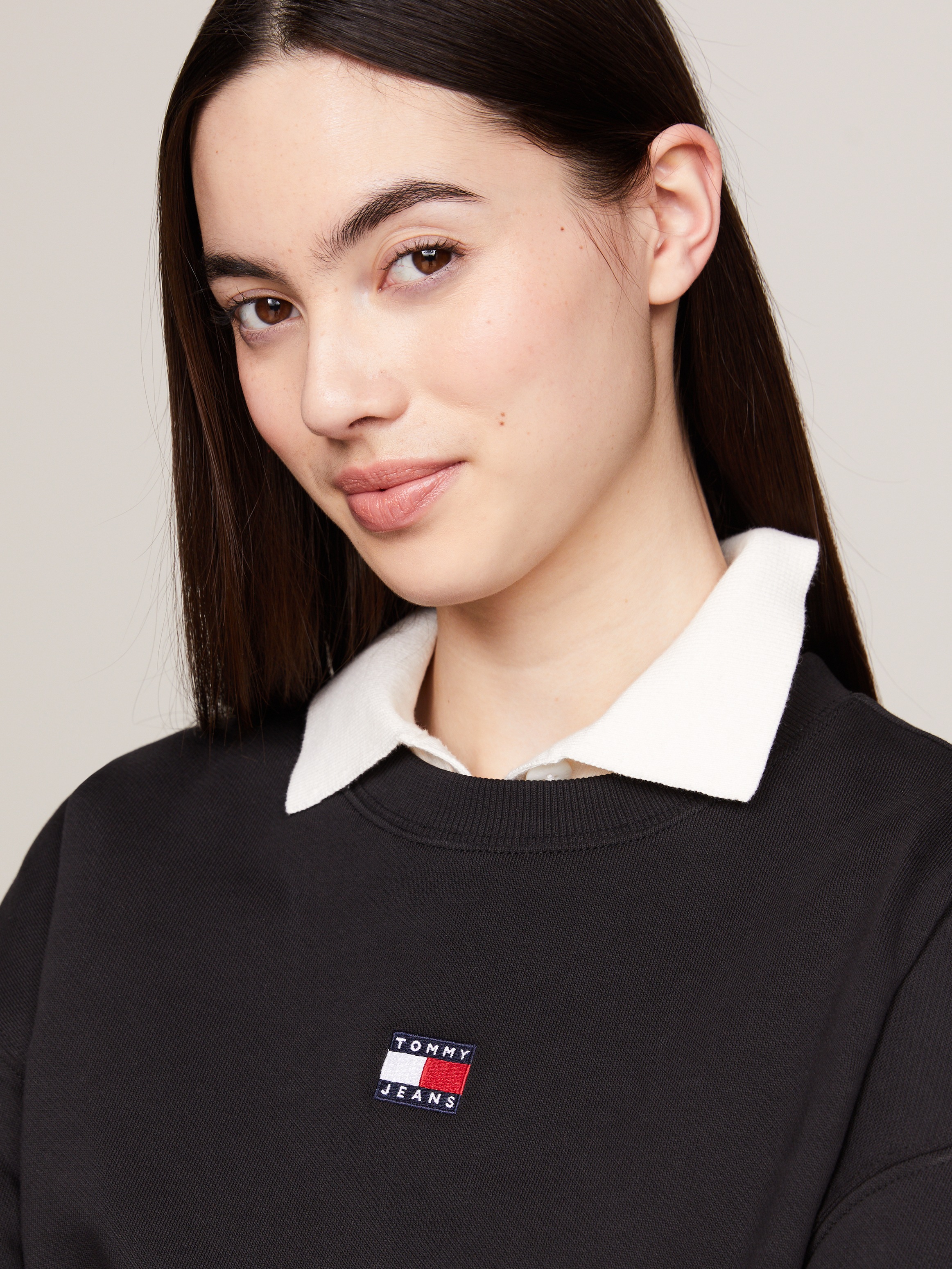 Tommy Jeans Sweatshirt »Sweatshirt TJW BXY BADGE«, mit Dropshoulder-Design und Frontlogo