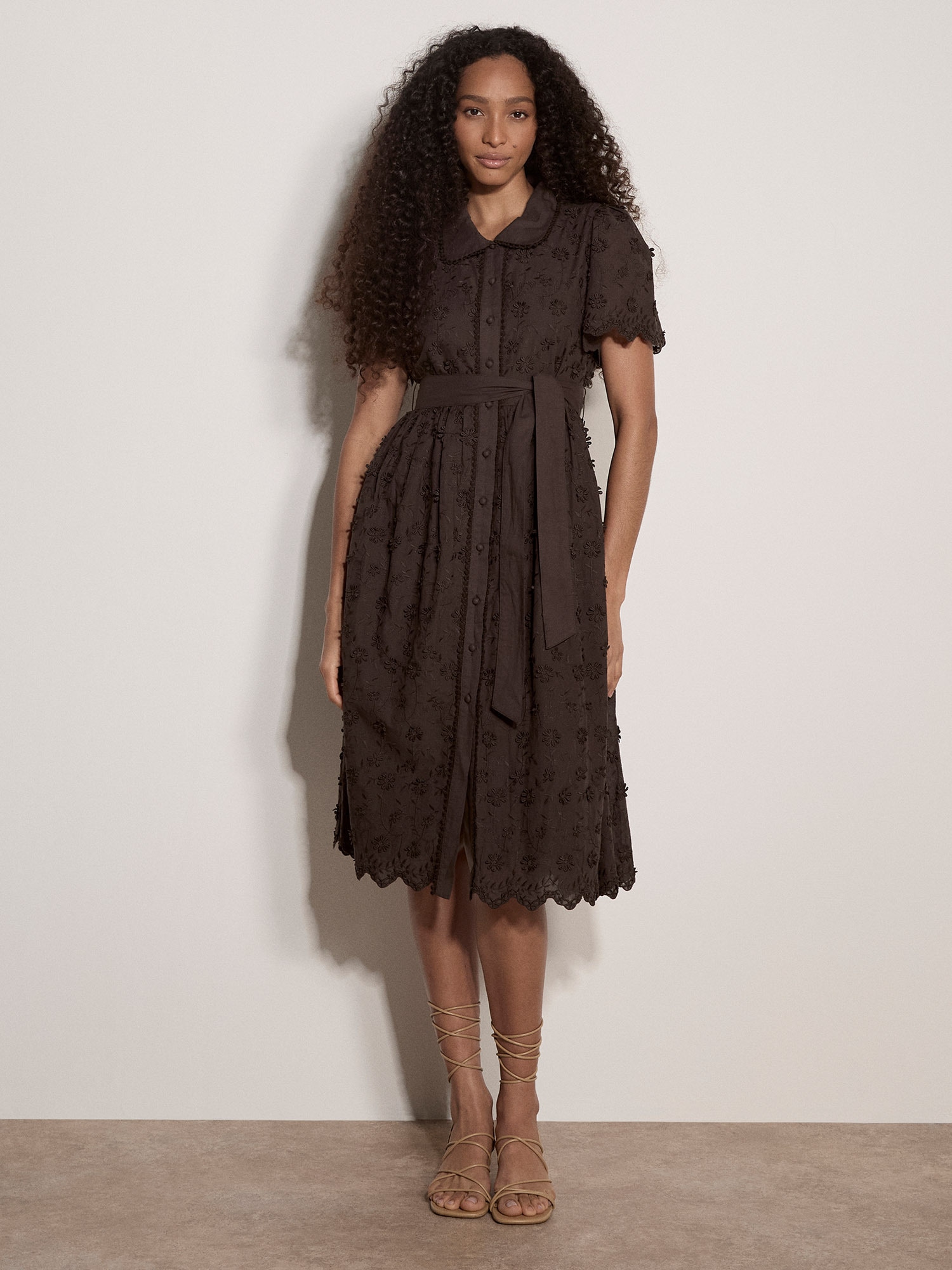 Apricot Sommerkleid »Midikleid« Stoffgürtel,  mit Blumenstickerei