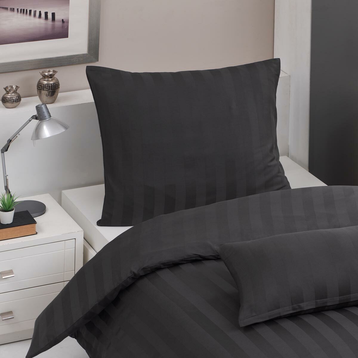 TRAUMSCHLAF Bettwäsche »Uni Streifen«, (3 tlg.), aus 100% Baumwolle, in Mako Satin Qualität, Bett- und Kopfkissenbezug mit Marken-Reißverschluss, pflegeleicht