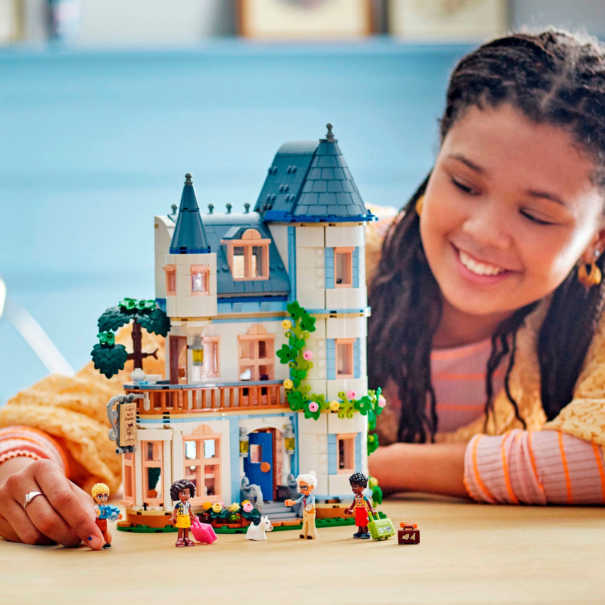 LEGO® Konstruktionsspielsteine »Burg mit Ferienunterkunft (42638), LEGO Friends«, (1311 St.), Made in Europe