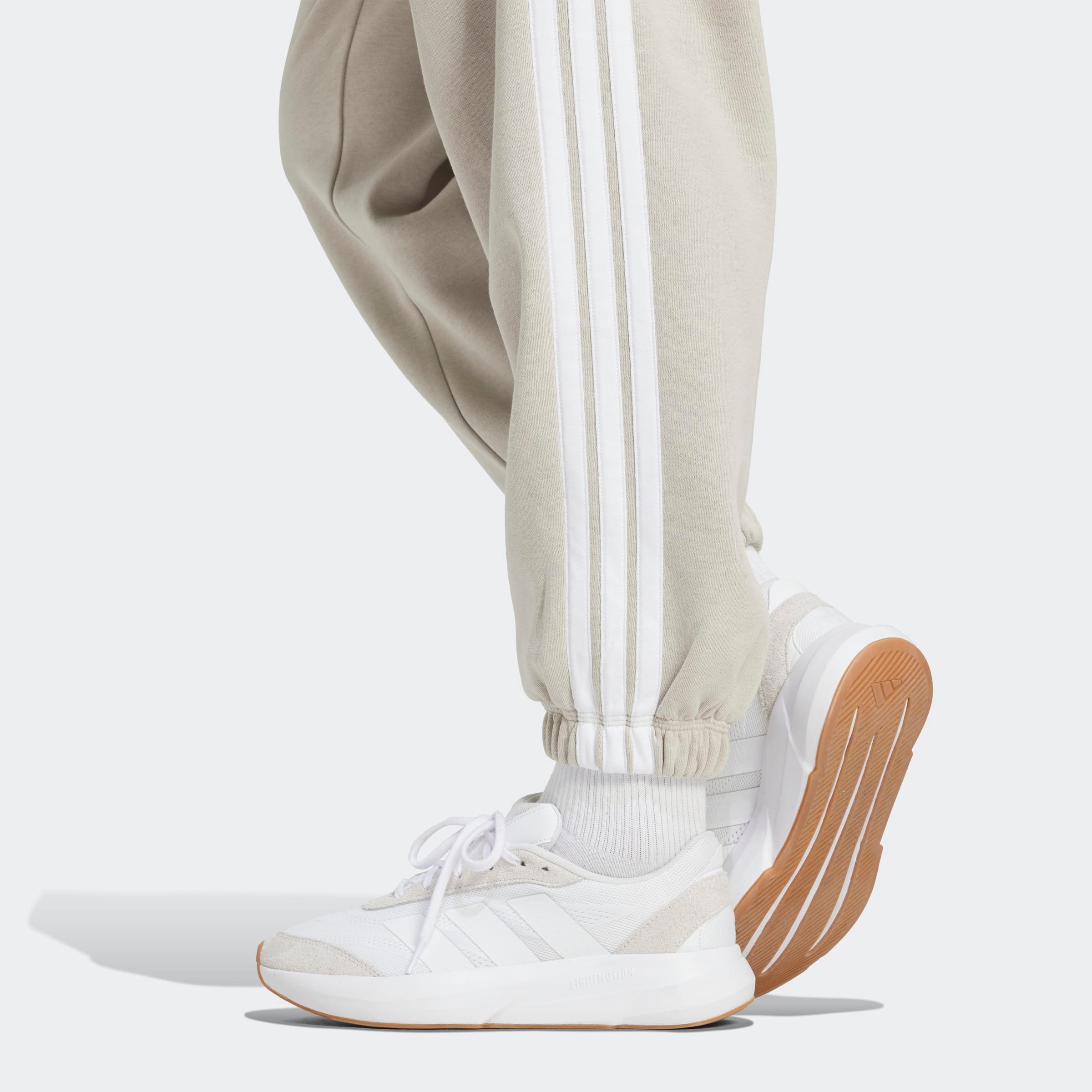 adidas Sportswear Sporthose »ESSENTIALS 3-STREIFEN LOOSE-FIT«  Locker geschnitten, mit schmal zulaufender Beinform