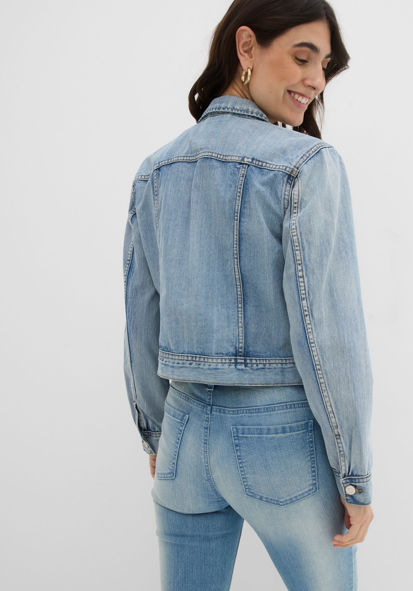 bonprix Jeansjacke casual Stil, aus Baumwoll-Denim, schmale Passform, coole Waschung