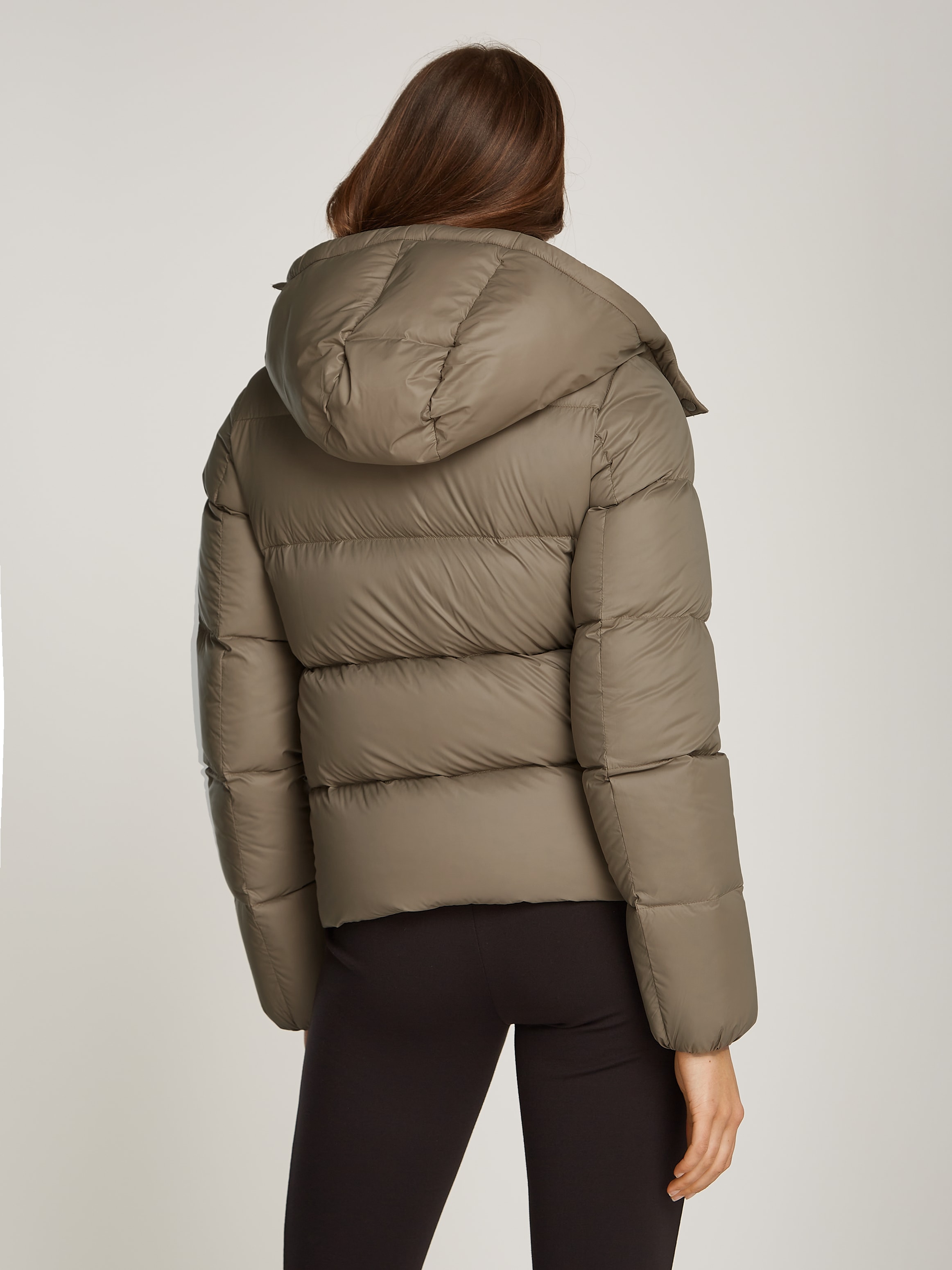 Calvin Klein Jeans Outdoorjacke »MW DOWN SHORT PUFFER«, mit Kapuze, mit Logoprägung