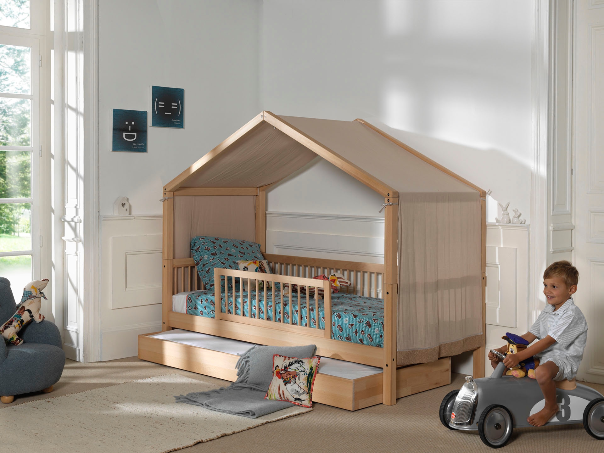 Vipack Hausbett »Forrest mit hochwertiger und stabiler Verarbeitung, Made in Europe« Buche massiv natur, 90/200 cm, inkl. Rausfallschutz und Bettschublade,  wahlweise ohne oder mit Textilhimmel