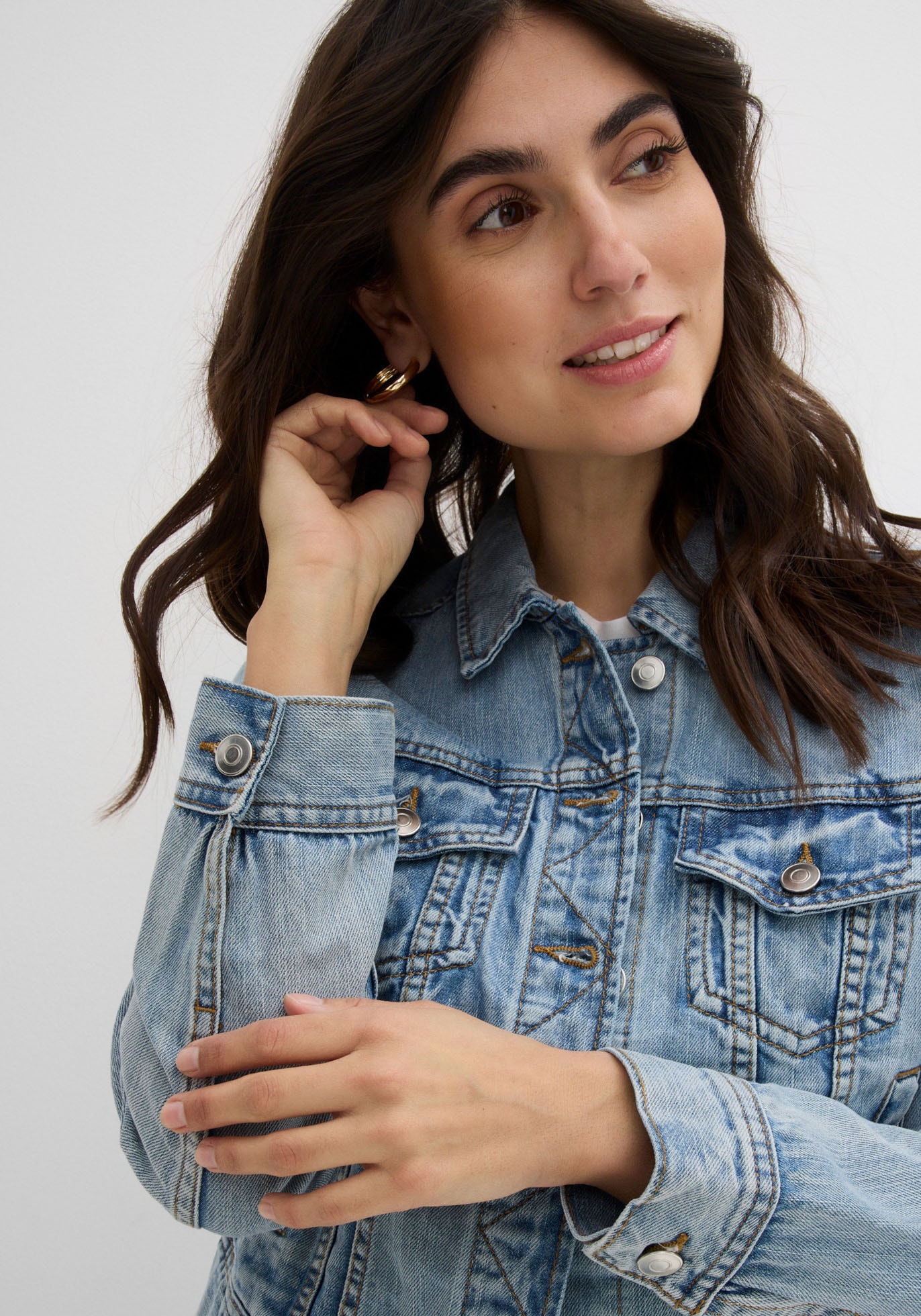 bonprix Jeansjacke casual Stil, aus Baumwoll-Denim, schmale Passform, coole Waschung