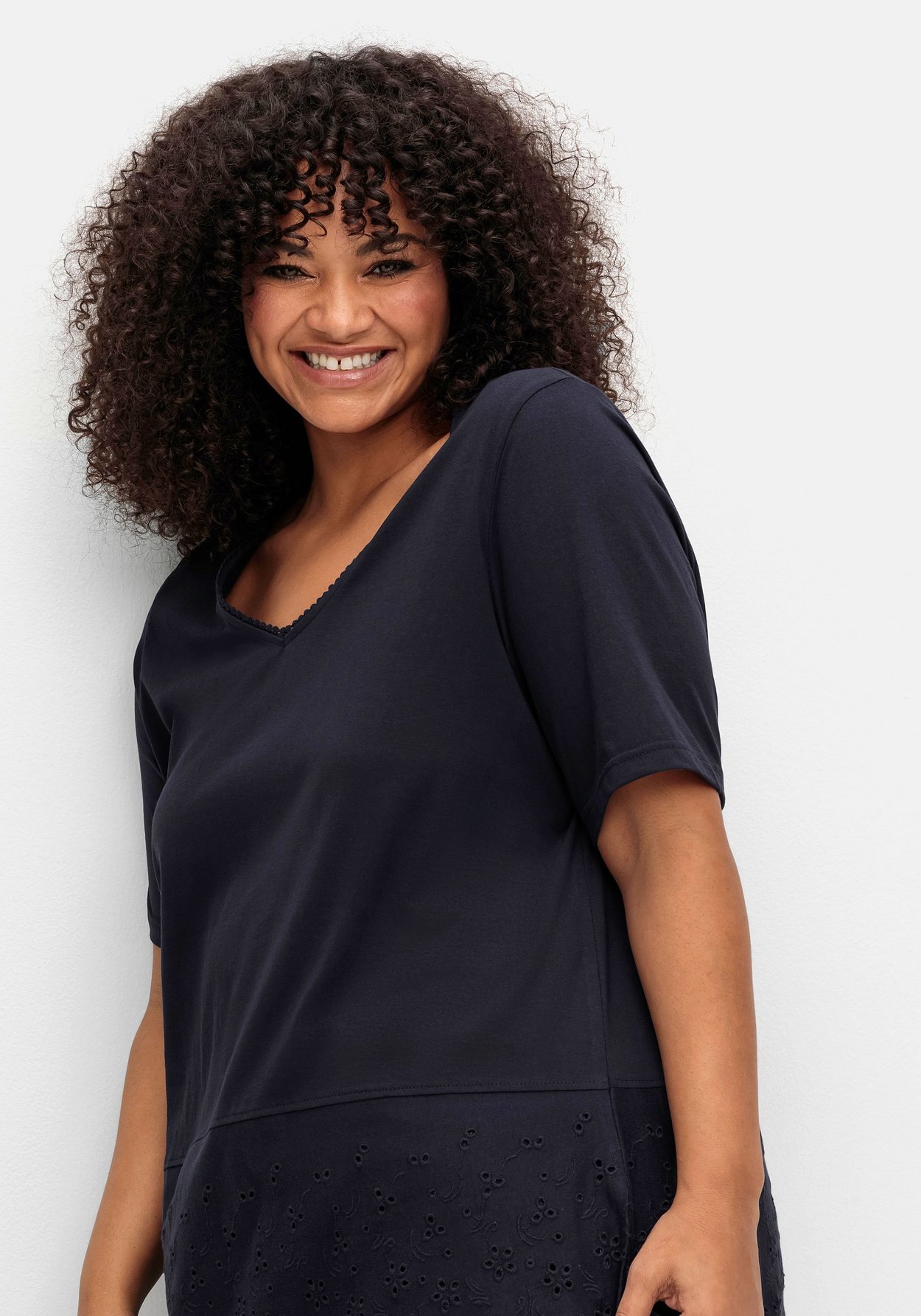 Sheego T-Shirt »Shirt mit Lochstickerei-Passe am Saum«
