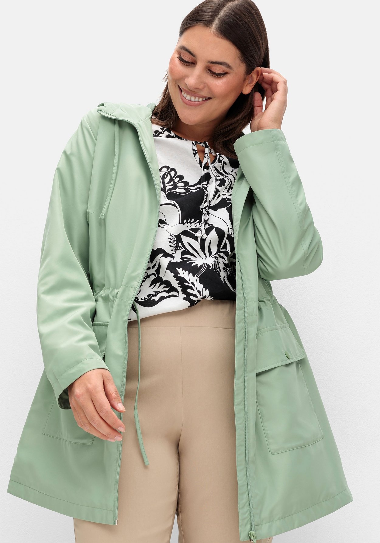 Sheego Outdoorjacke »Kapuzenjacke mit Reißverschluss und Tunnelzug«, mit Kapuze