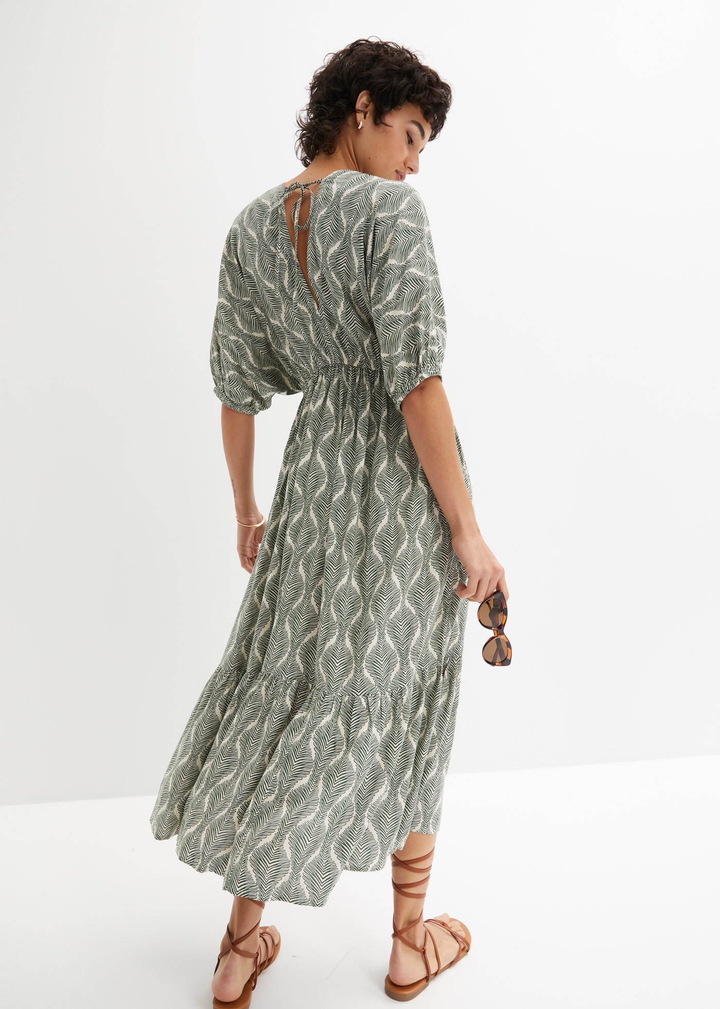 bonprix Midikleid »Midikleid aus fließender Viskose« aus Viskose, ausgestellte Passform, mit Fledermausärmeln